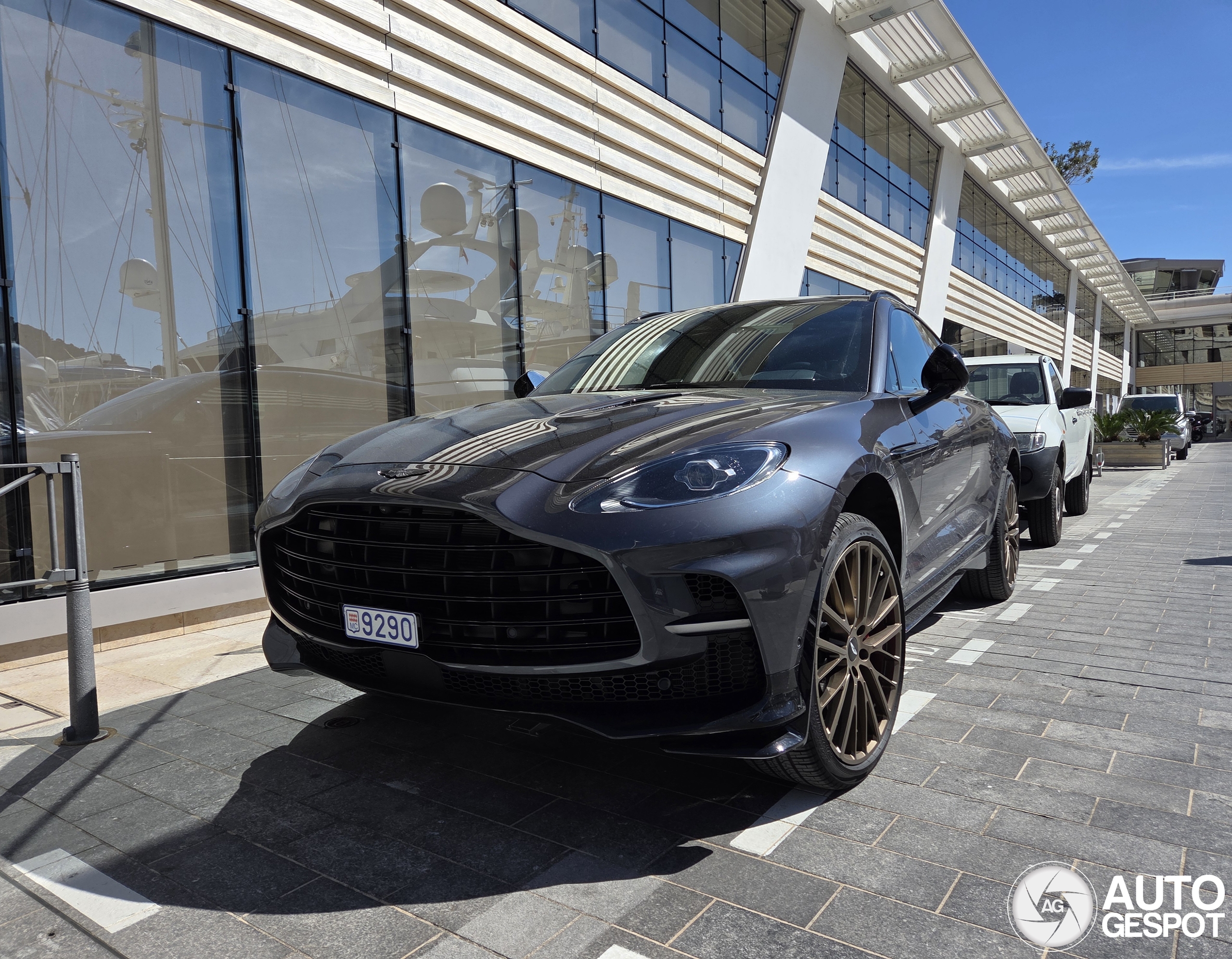 Aston Martin DBX707