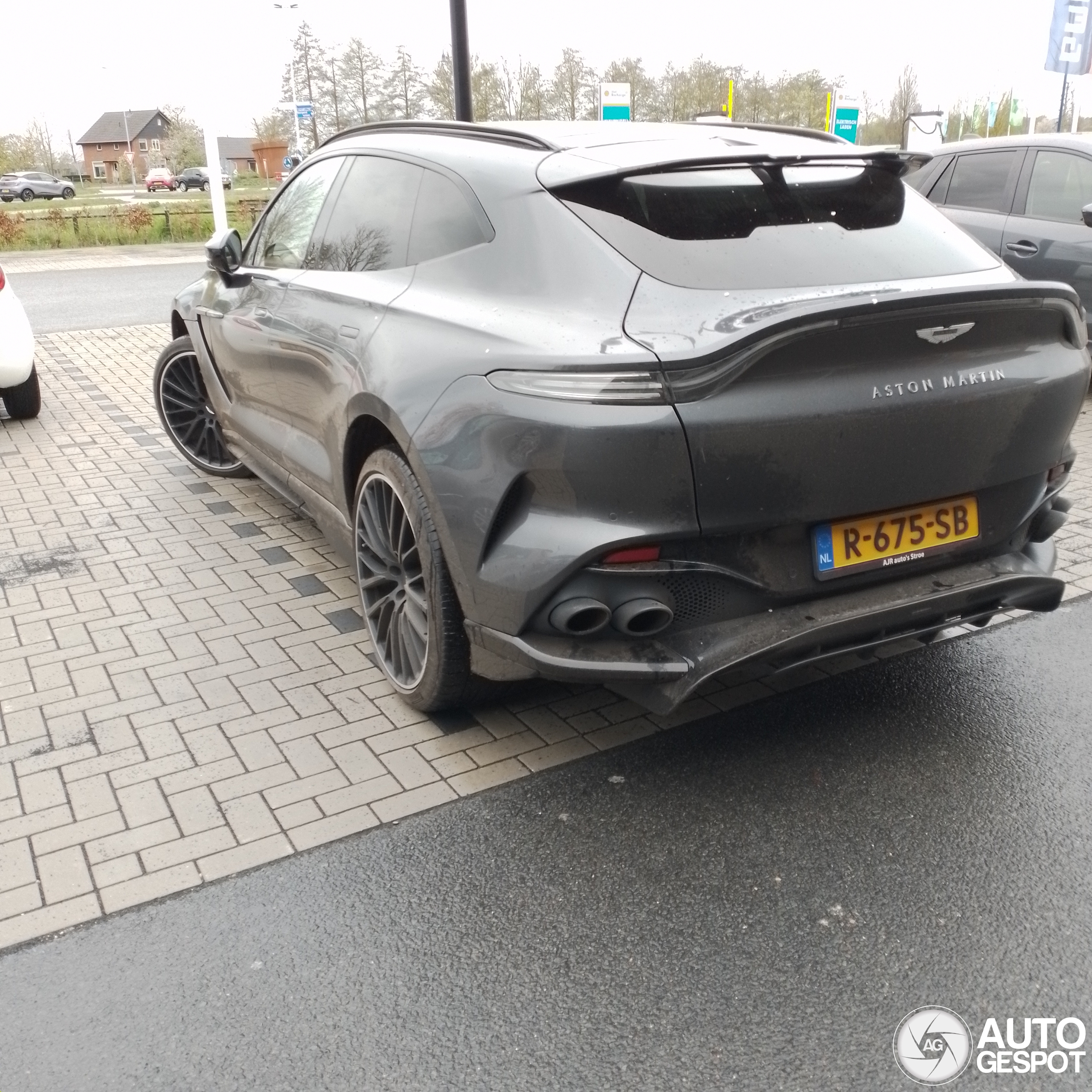 Aston Martin DBX707