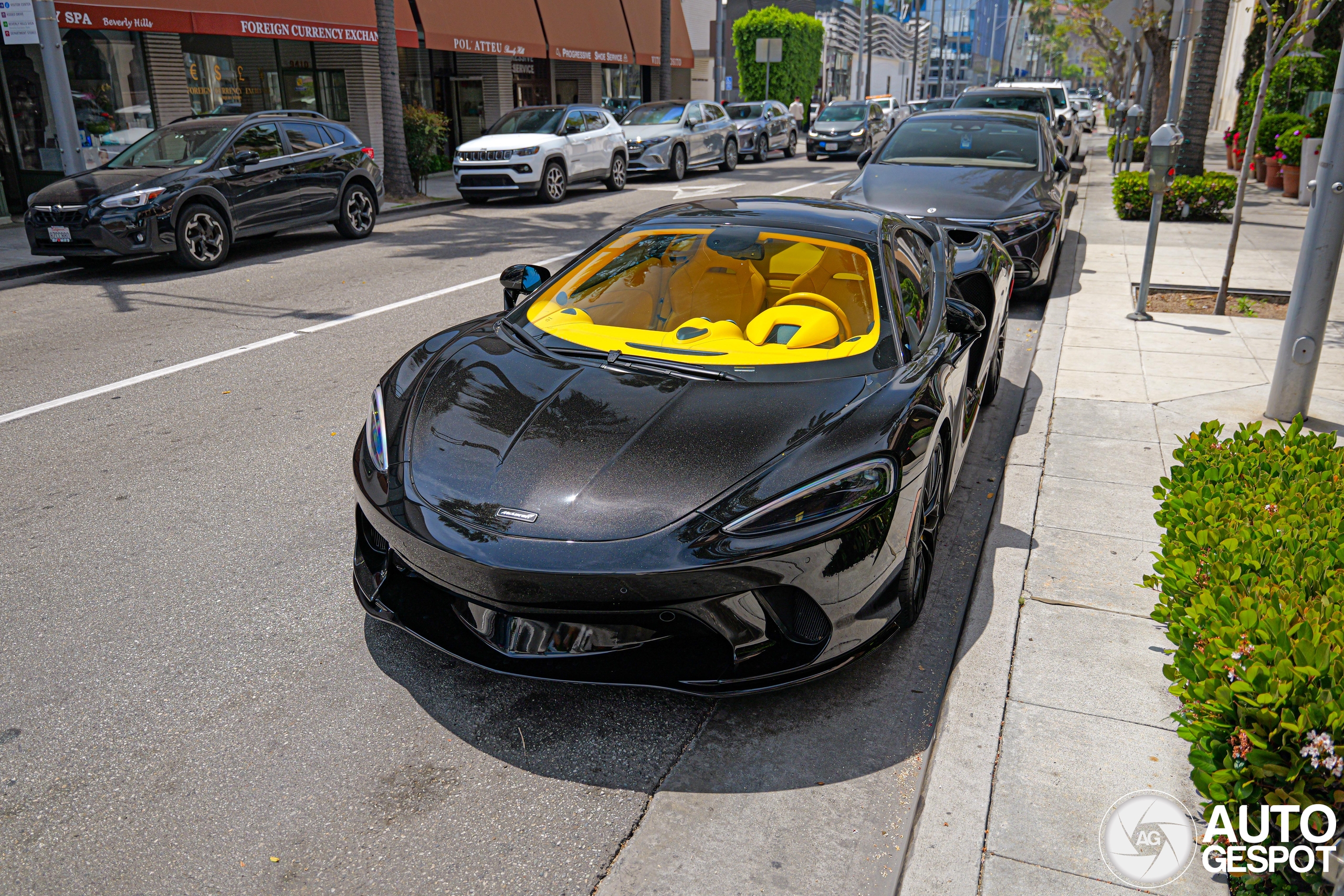 Een zonnebril is geen overbodige luxe in deze McLaren GT