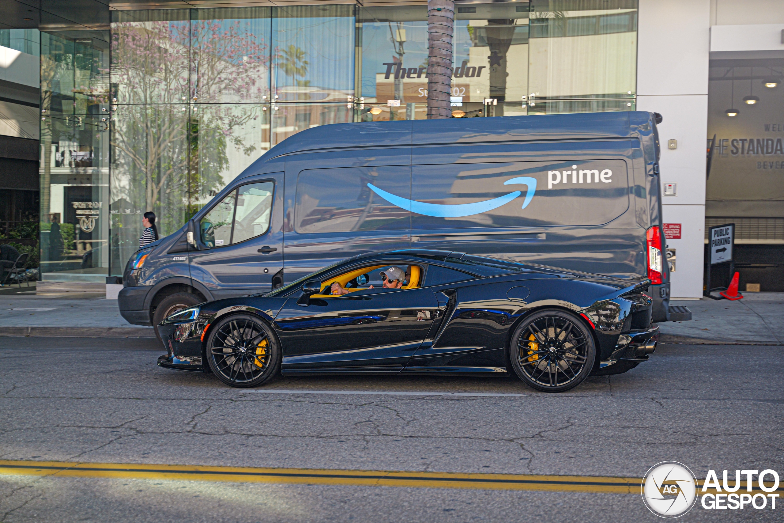 Een zonnebril is geen overbodige luxe in deze McLaren GT