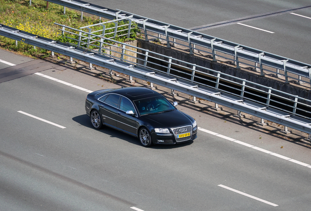 Audi S8 D3