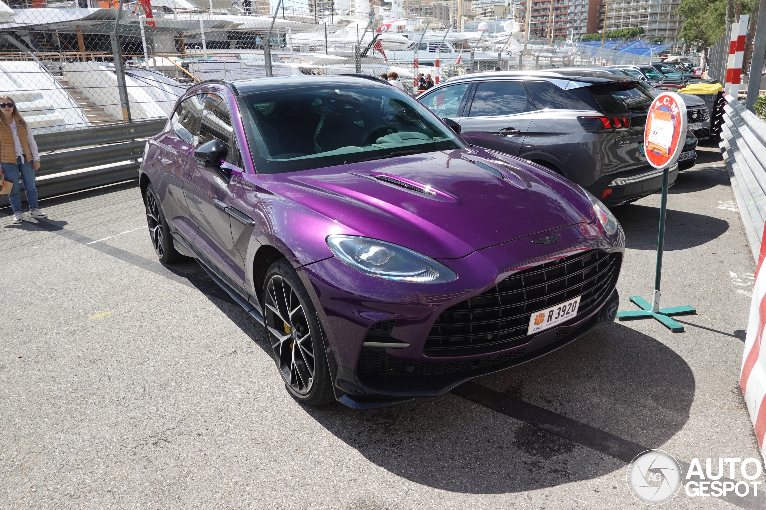 Aston Martin DBX707