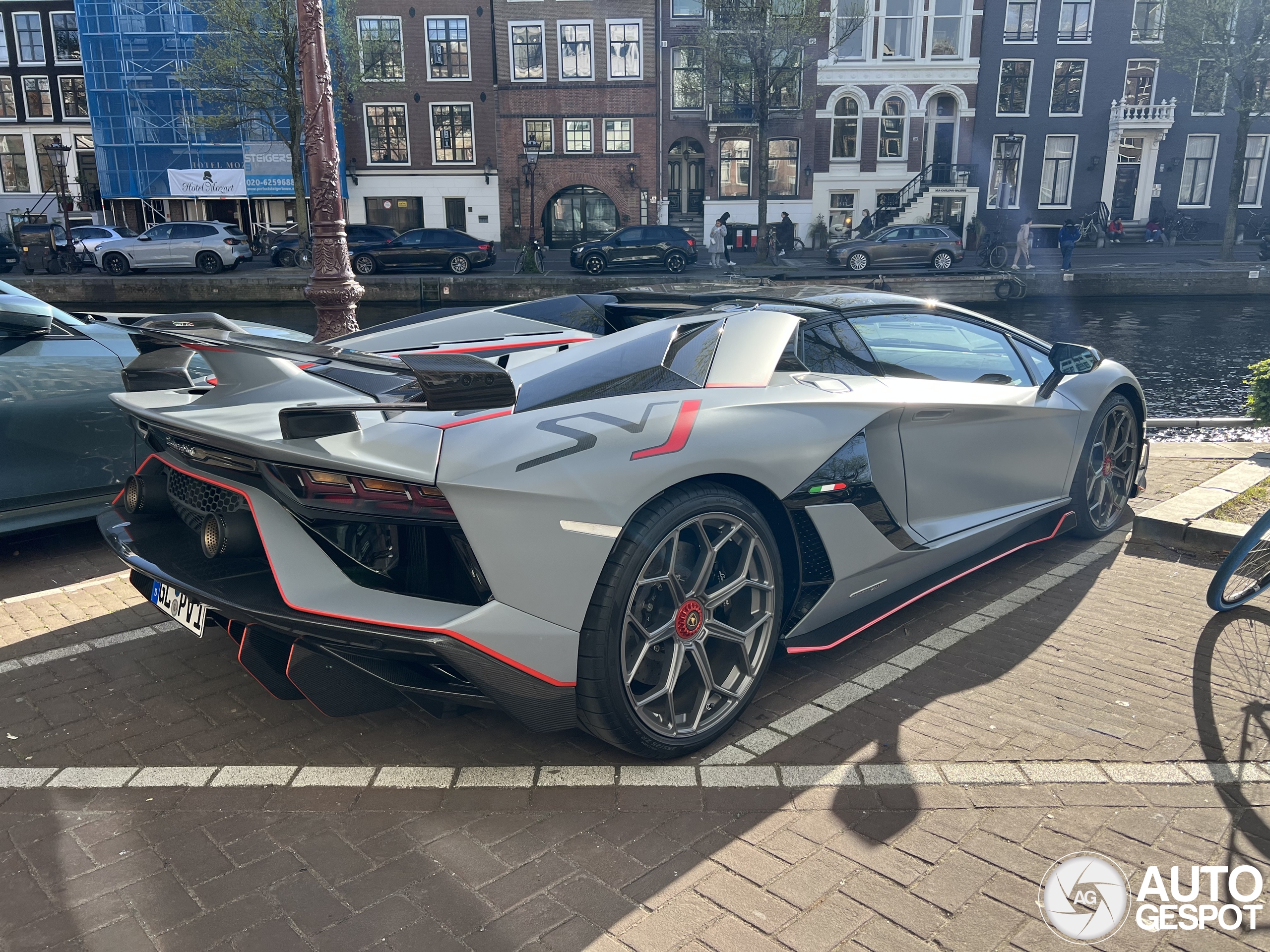Lamborghini Aventador SVJ valt op langs de grachten van Amsterdam