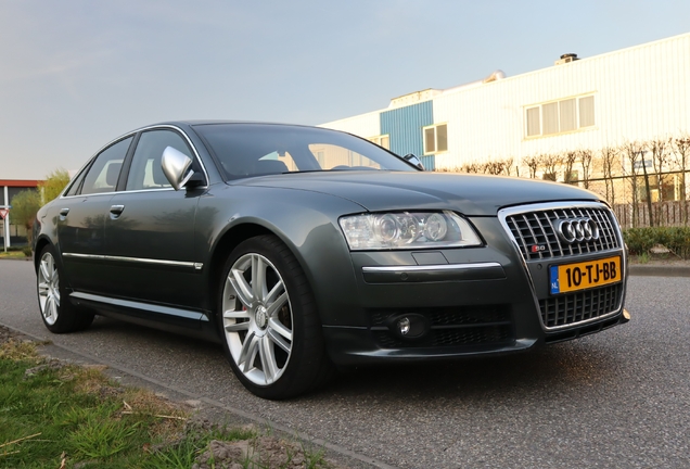Audi S8 D3