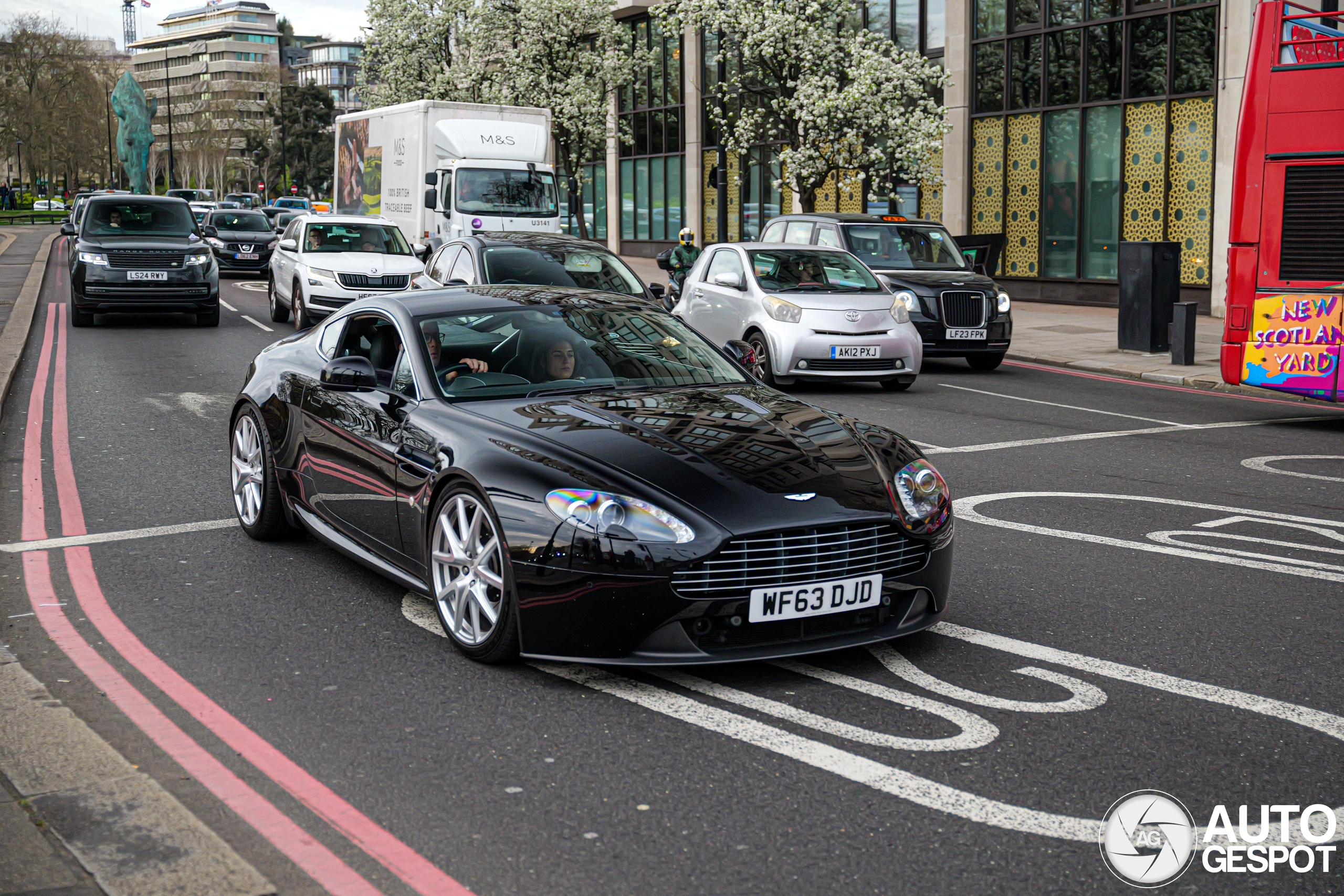Aston Martin V8 Vantage 2012