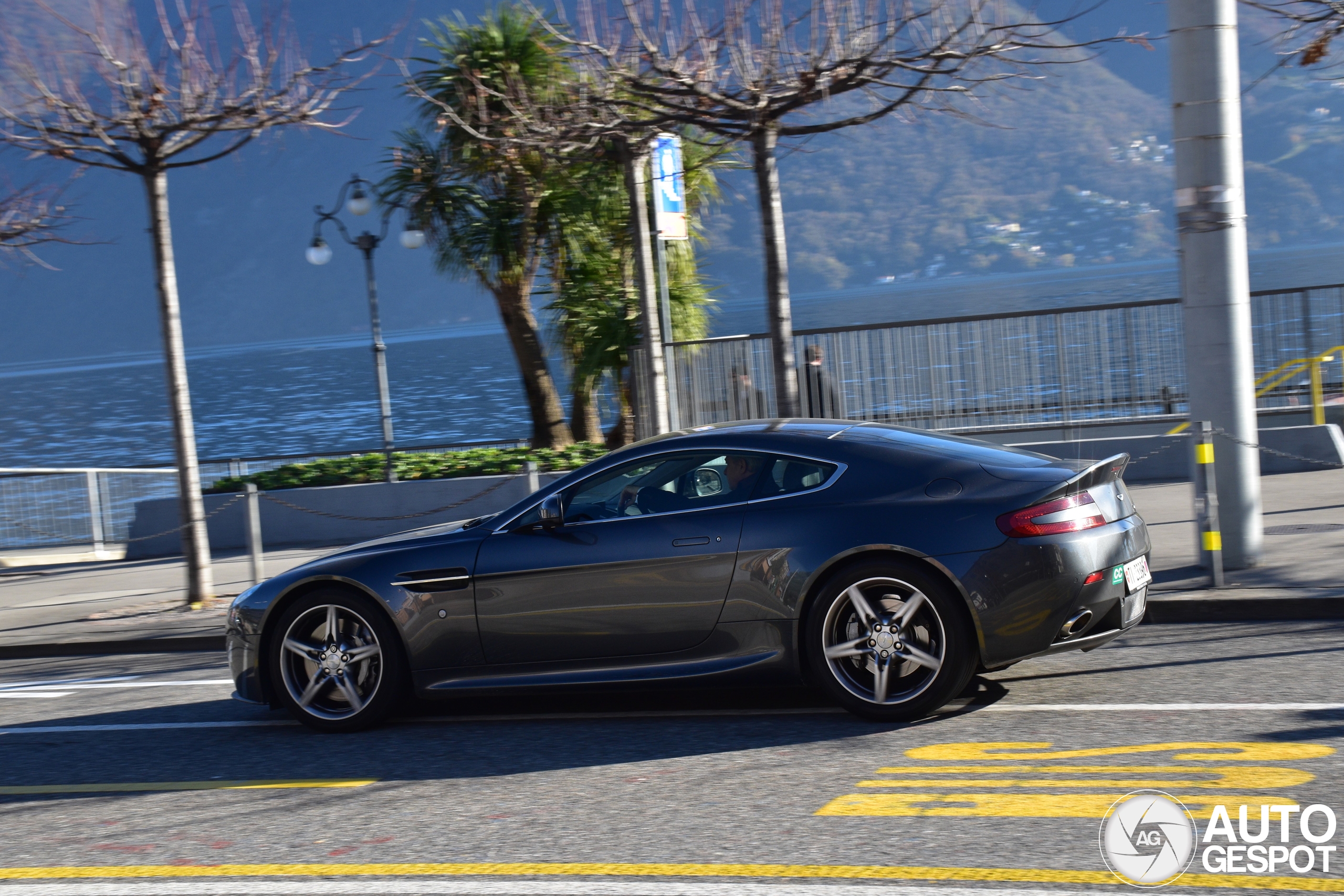Aston Martin V8 Vantage 2012