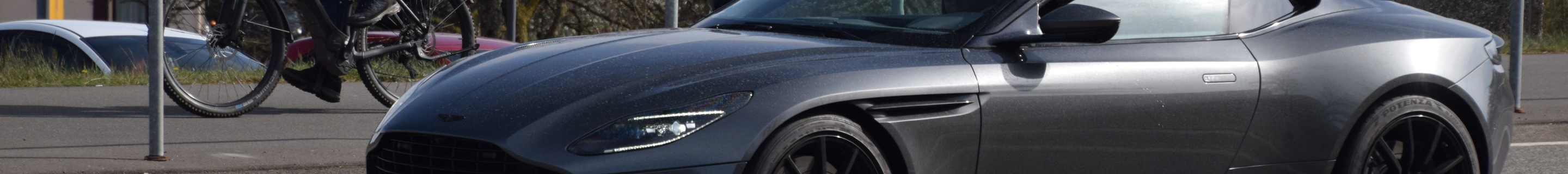 Aston Martin DB11 AMR