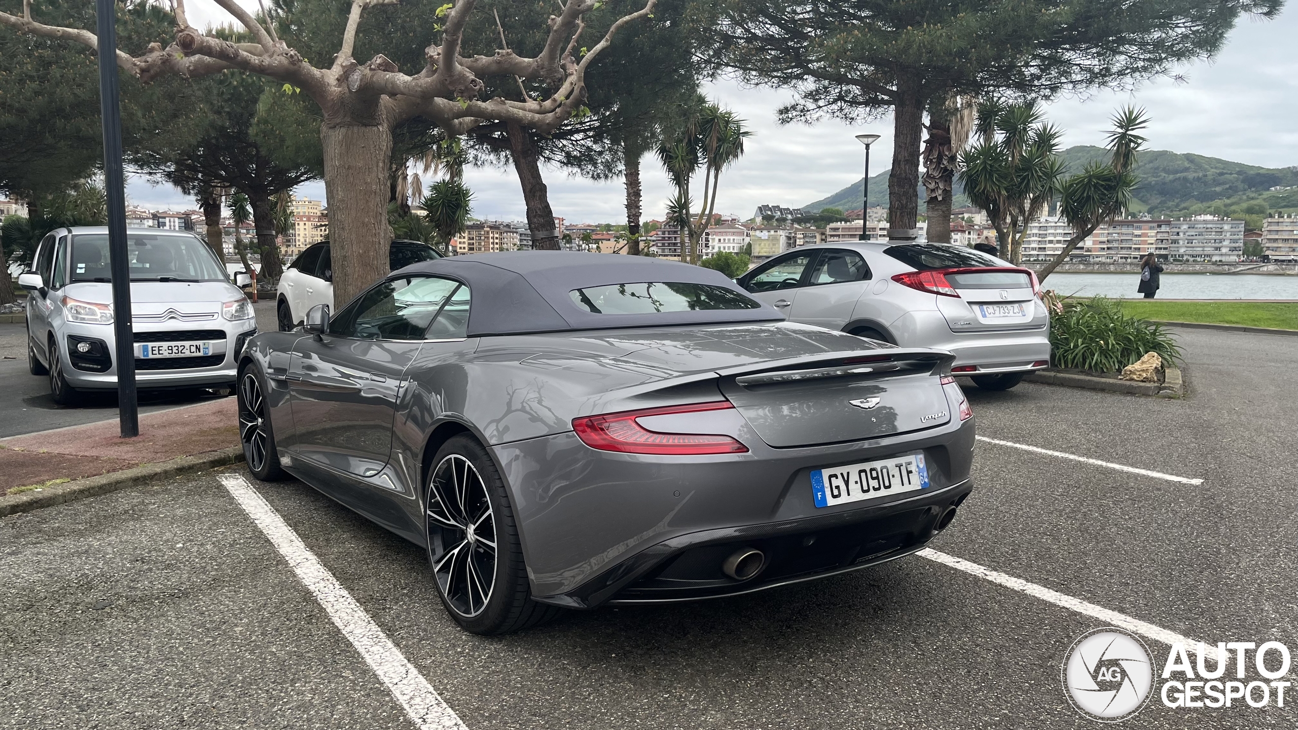 Aston Martin Vanquish Volante