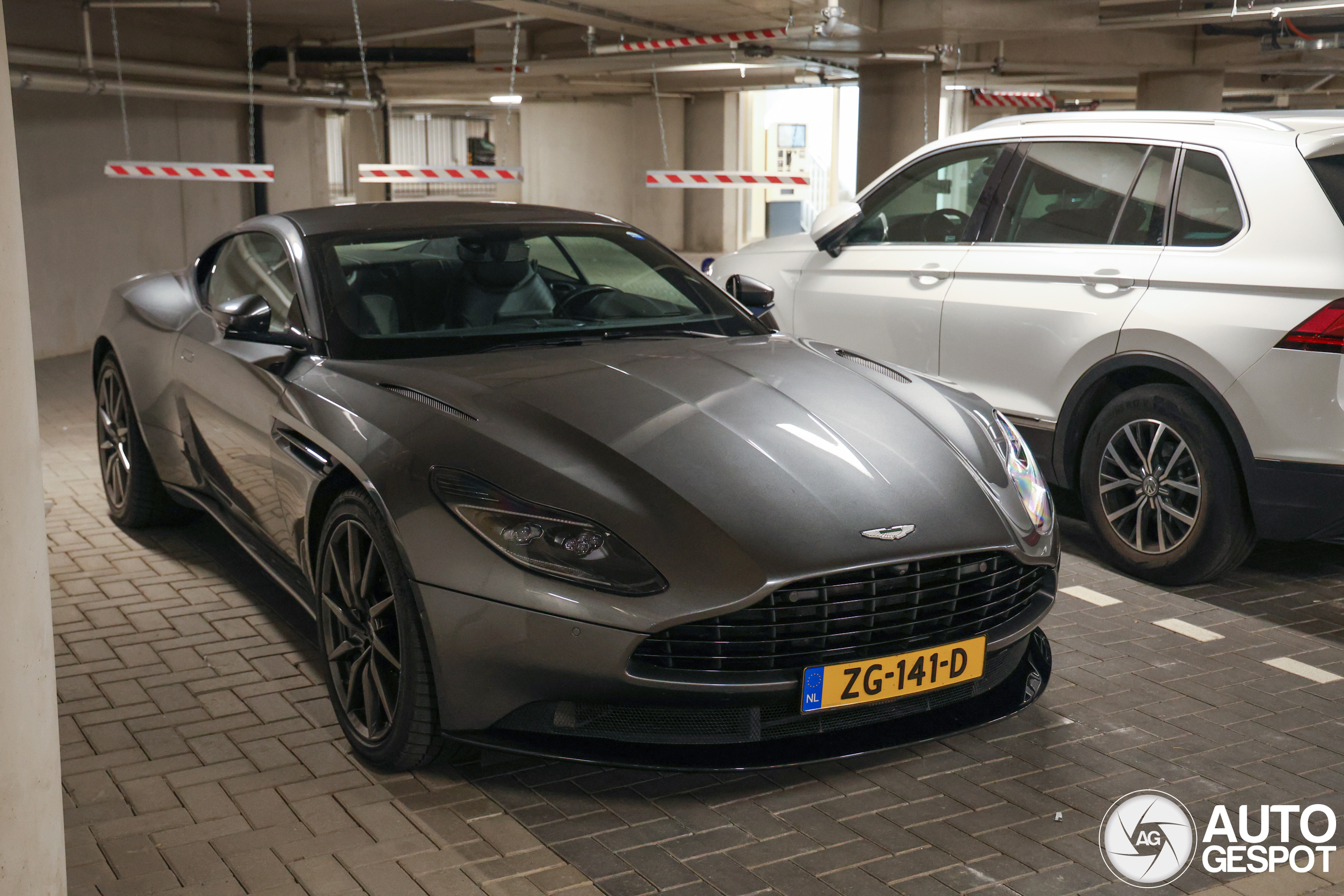 Aston Martin DB11 V8