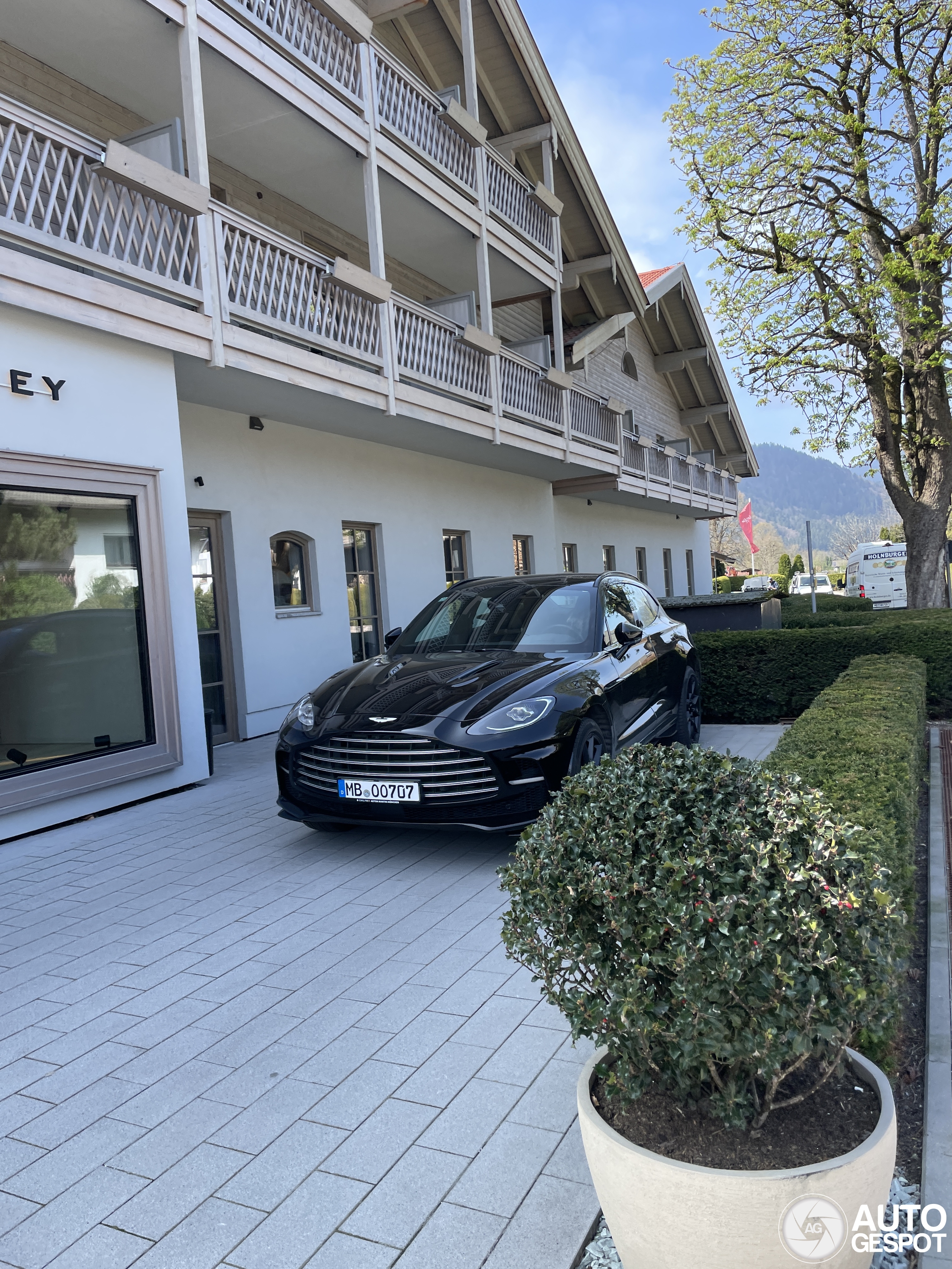 Aston Martin DBX707