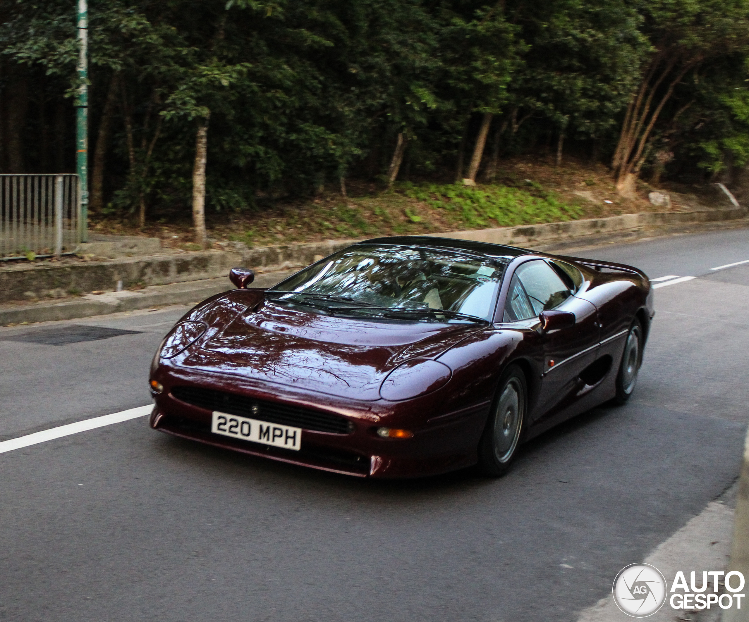 Jaguar XJ220
