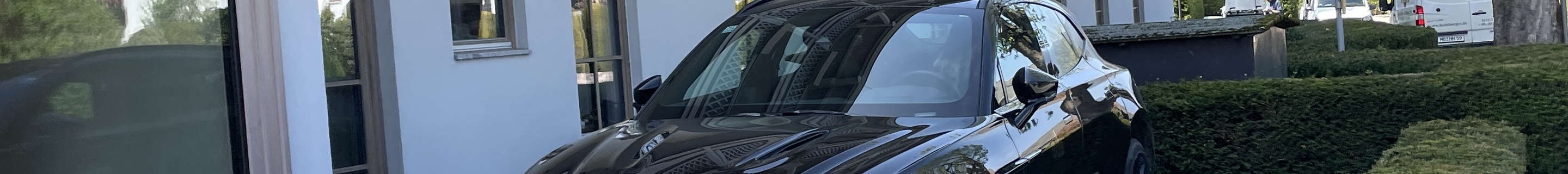Aston Martin DBX707