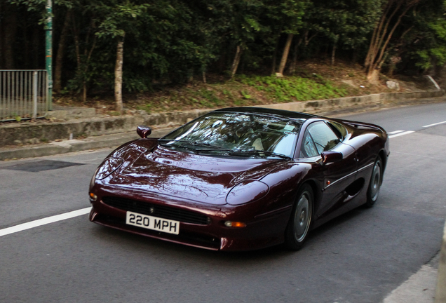 Jaguar XJ220