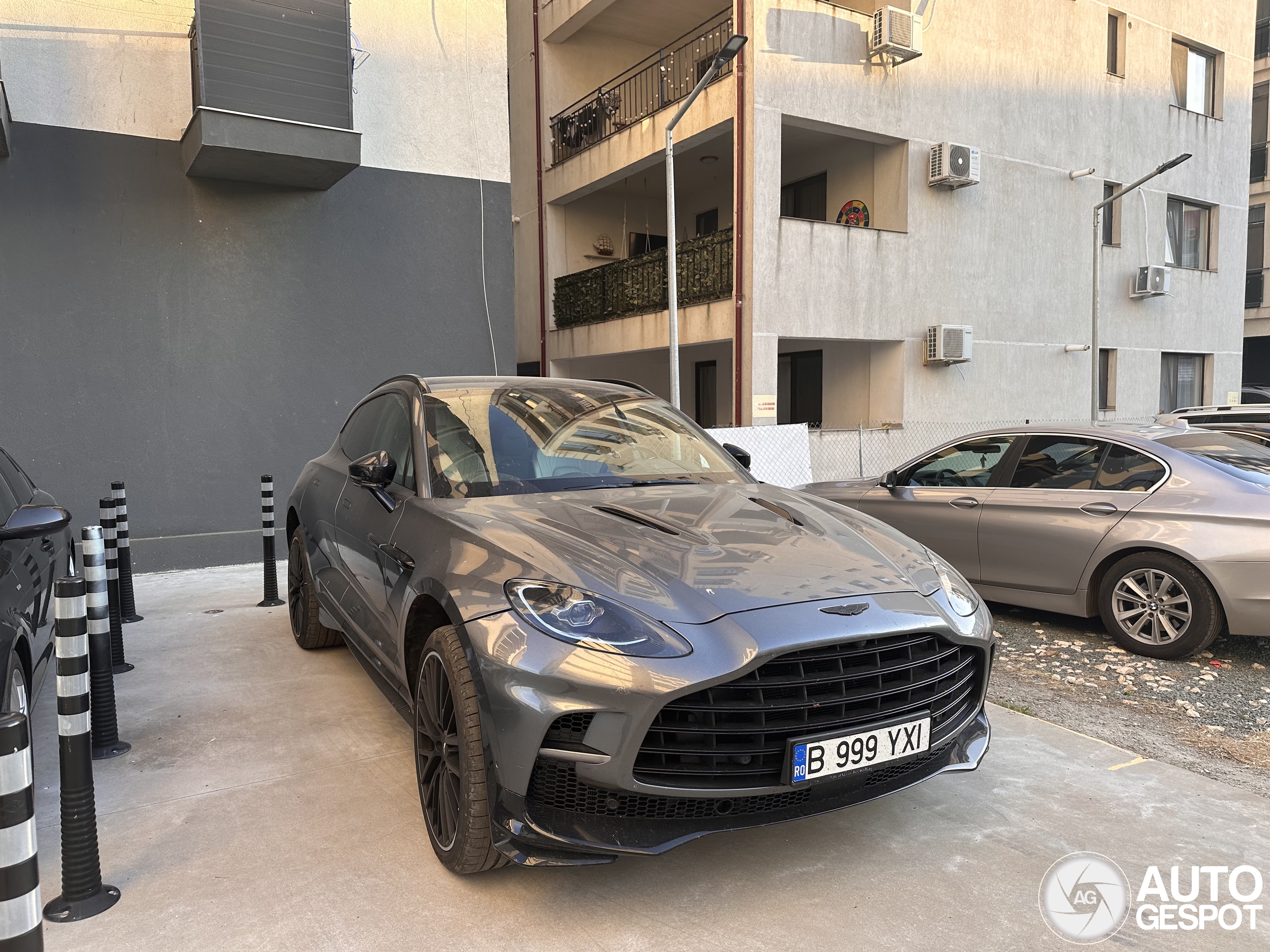 Aston Martin DBX707