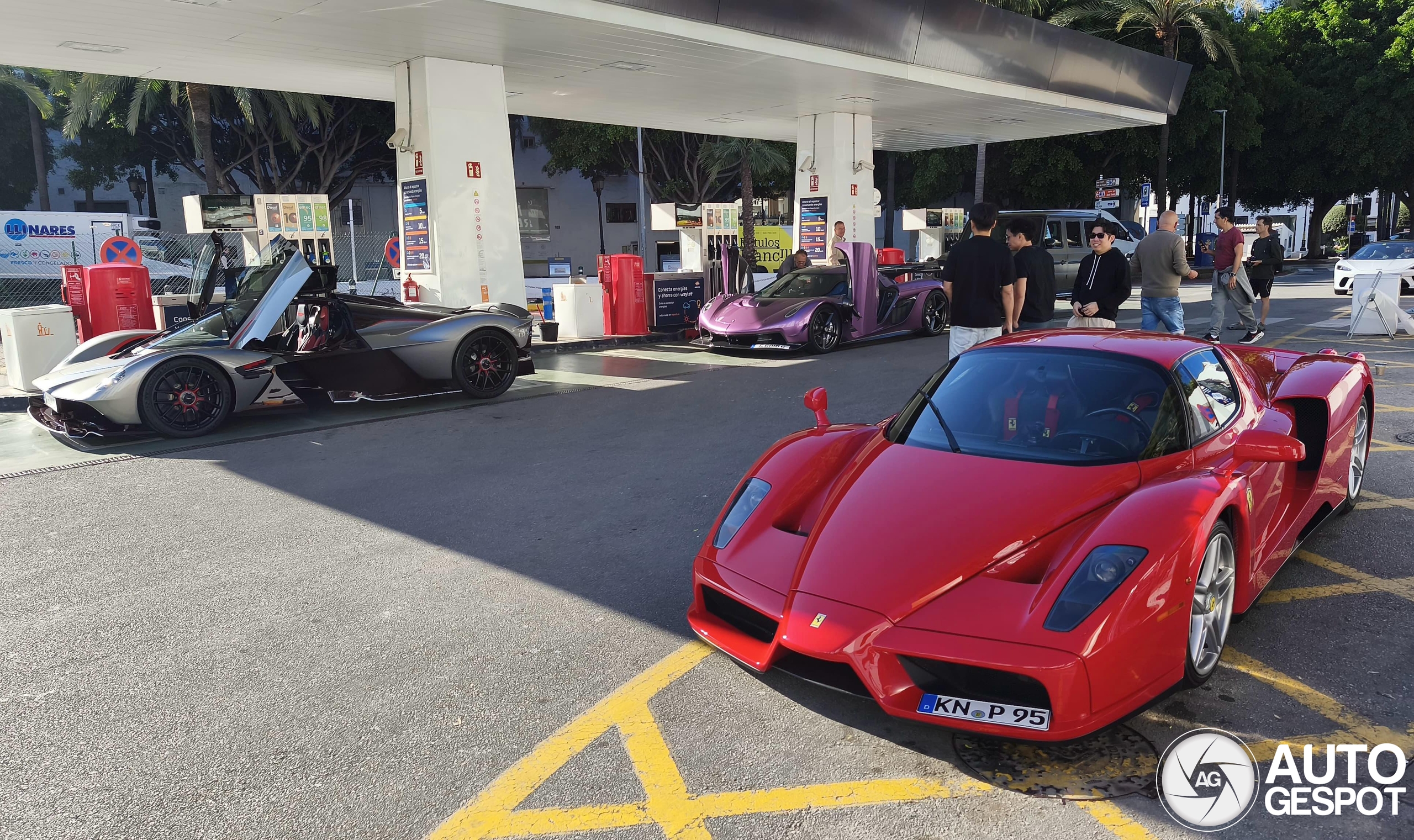 Gas station takeover: Enzo, Valkyrie Spider and Jesko Attack in Marbella