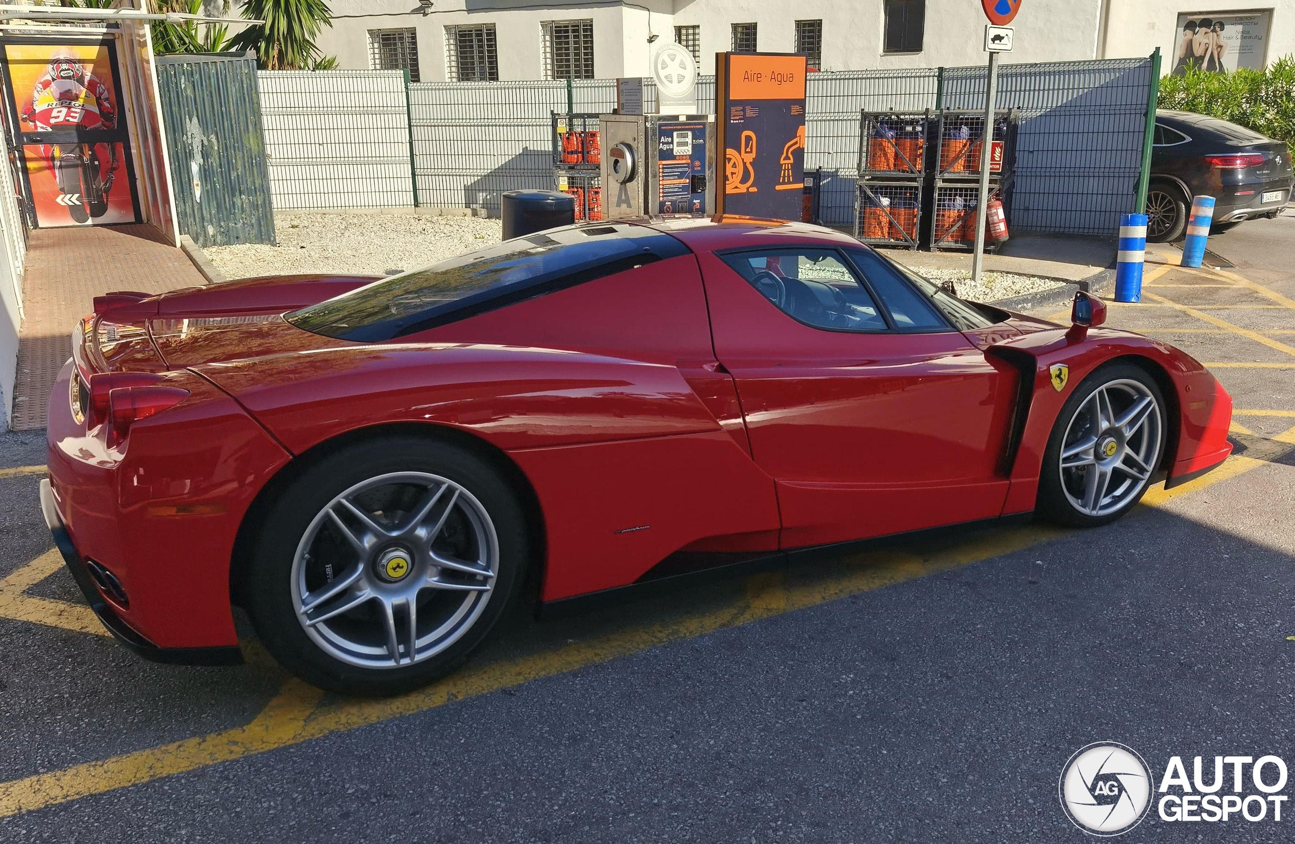 Gas station takeover: Enzo, Valkyrie Spider and Jesko Attack in Marbella