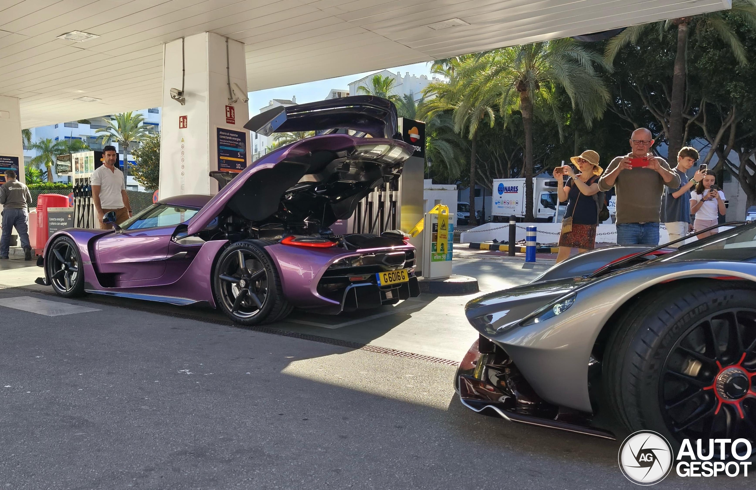 Gas station takeover: Enzo, Valkyrie Spider and Jesko Attack in Marbella