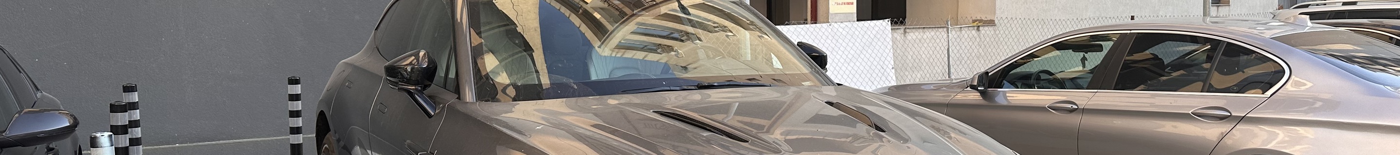Aston Martin DBX707