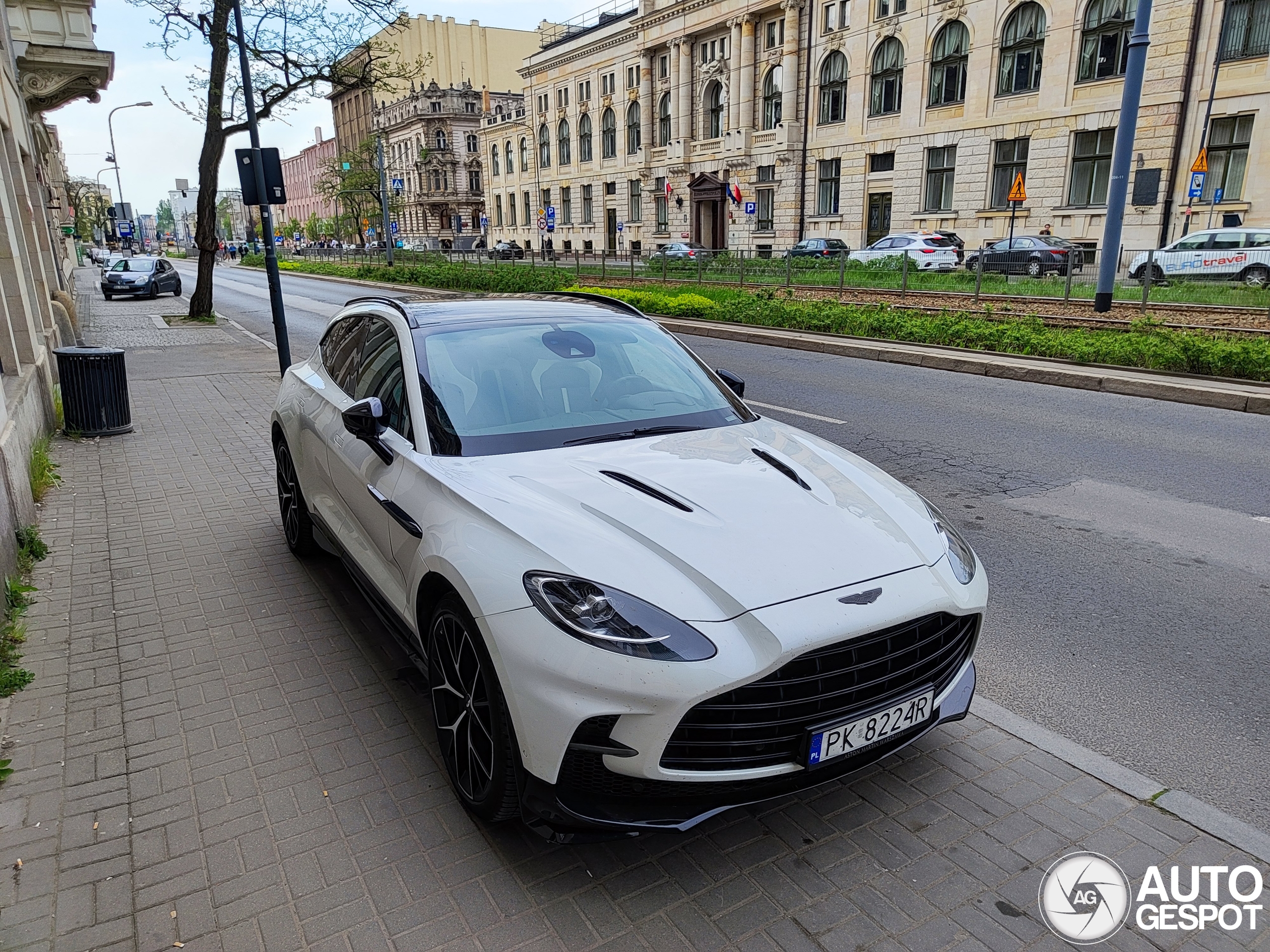 Aston Martin DBX707