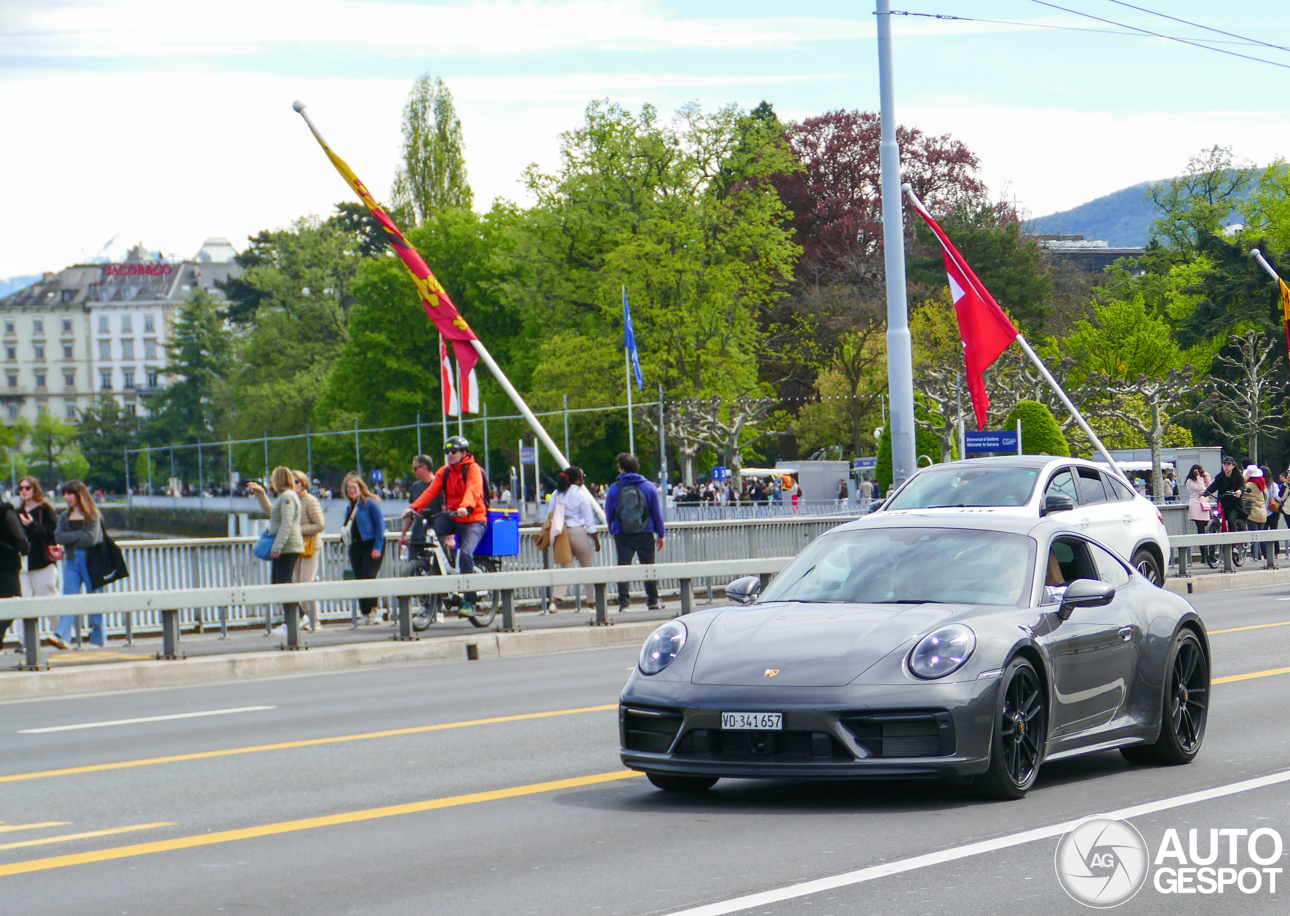 Porsche 992 Carrera 4 GTS