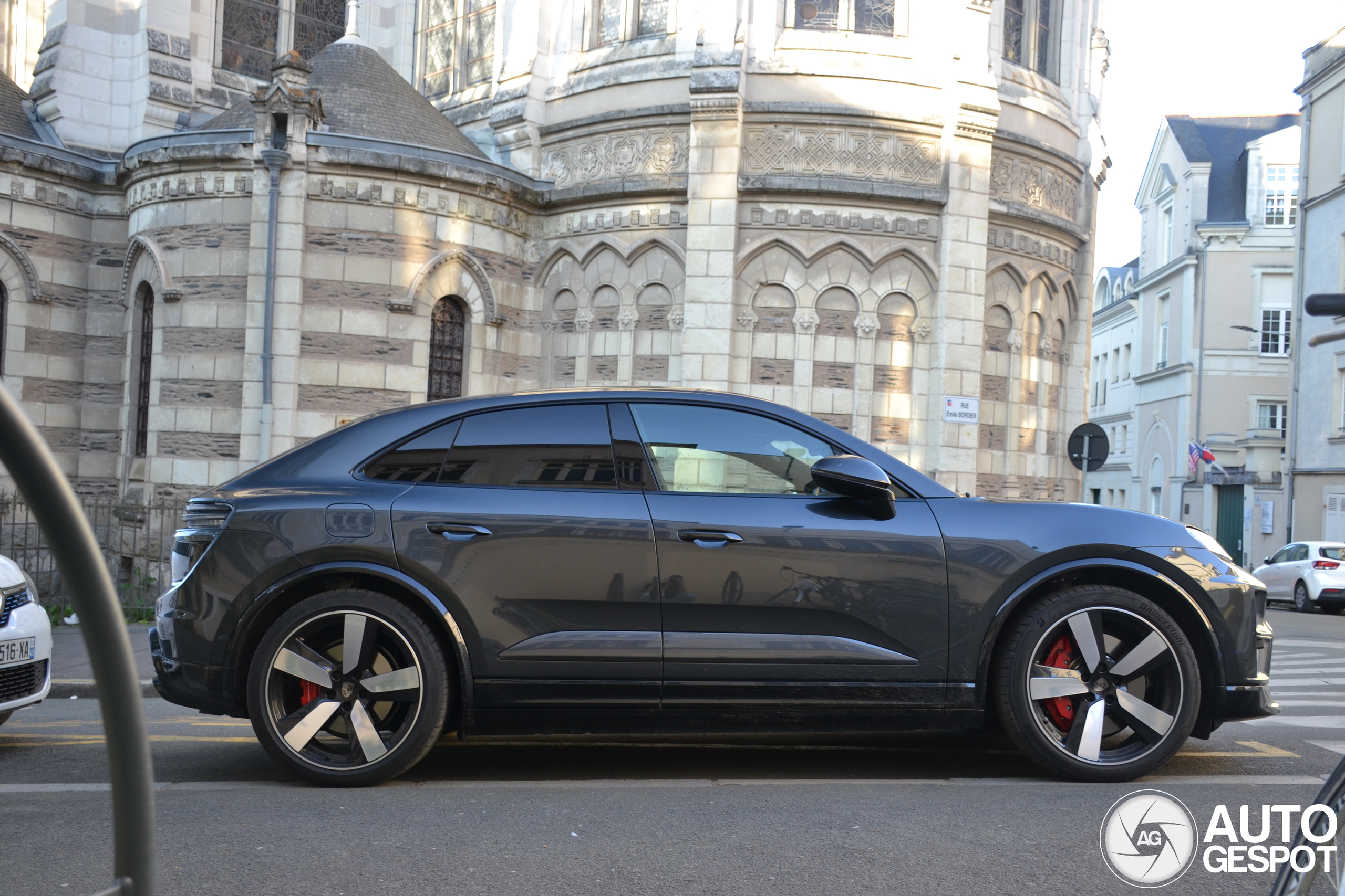 Porsche Macan EV Turbo