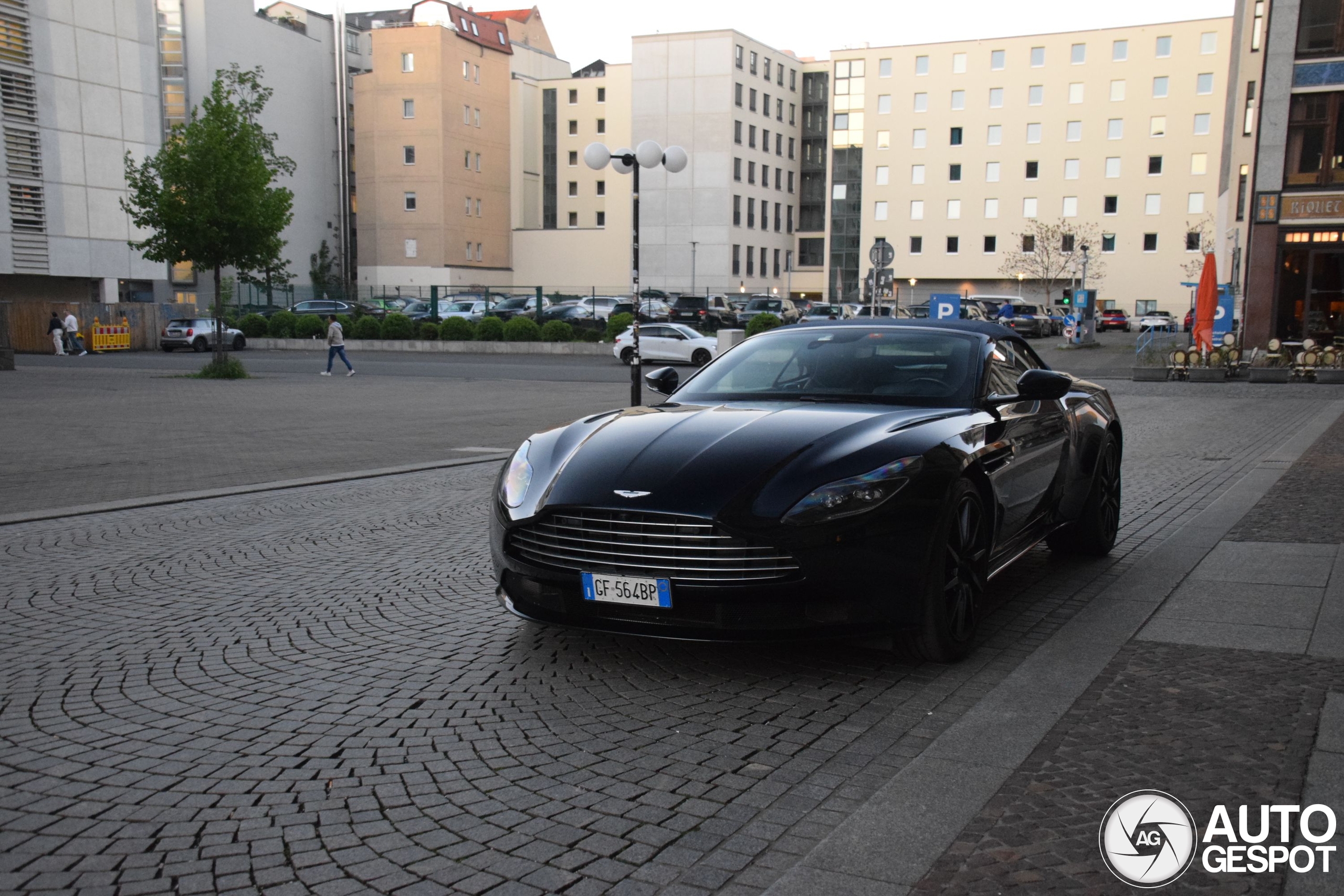 Aston Martin DB11 V8 Volante