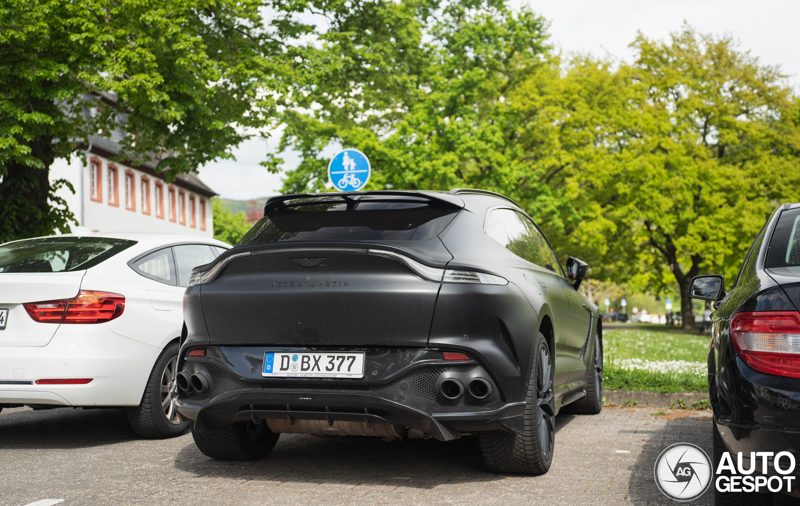 Aston Martin DBX707