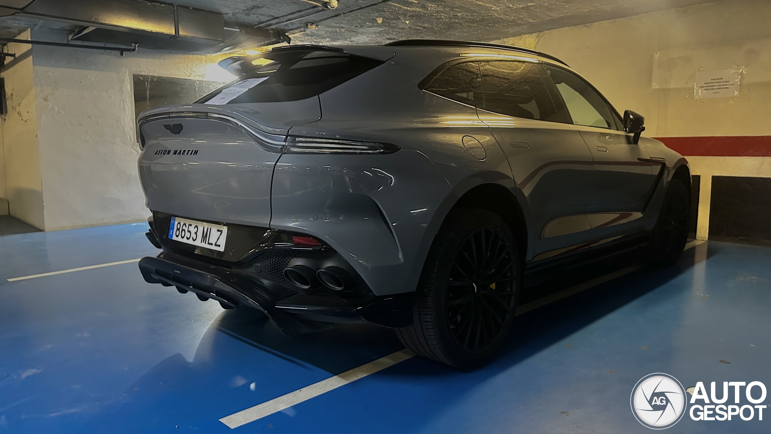 Aston Martin DBX707