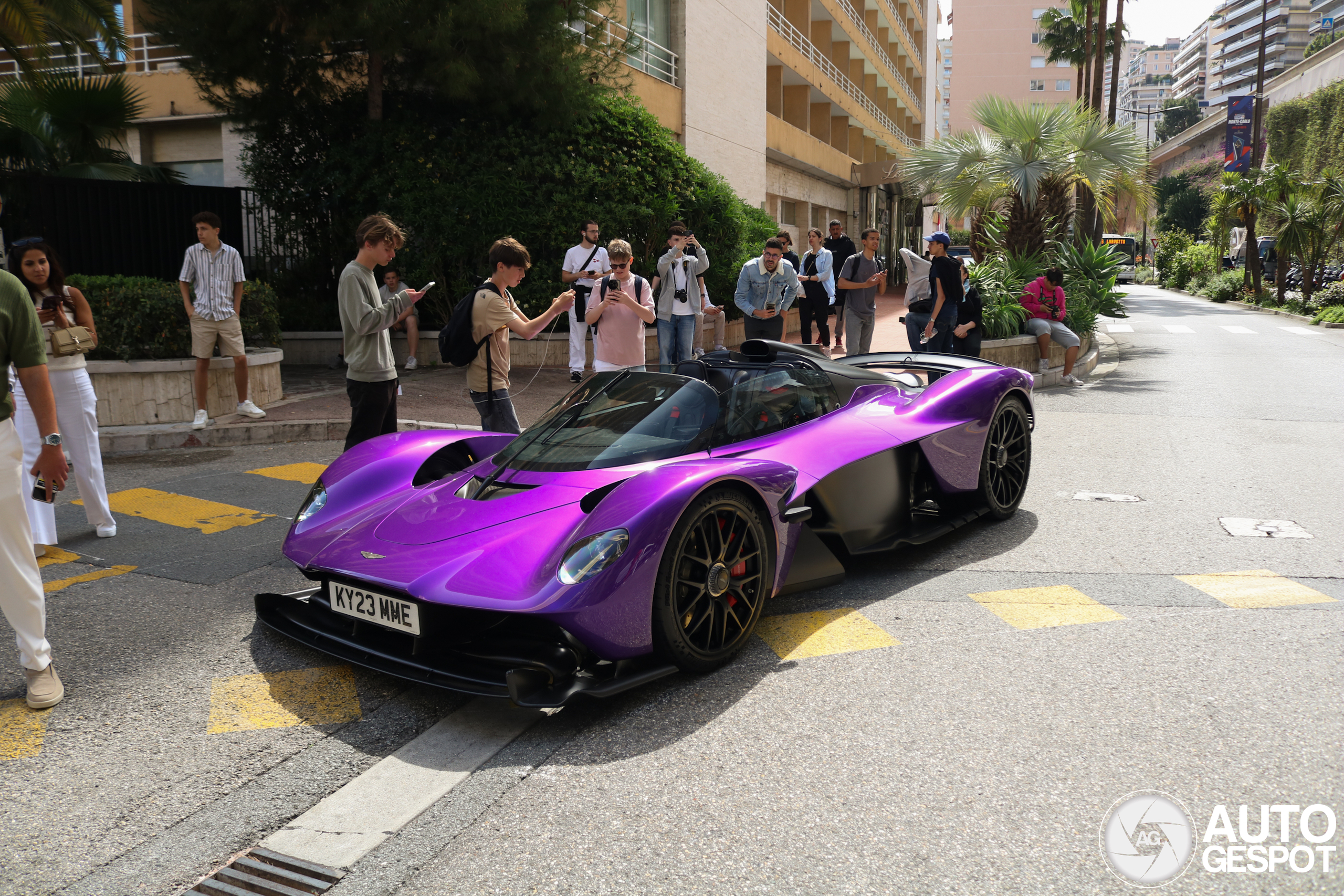 De Aston Martin Valkyrie Spider straalt in het paars