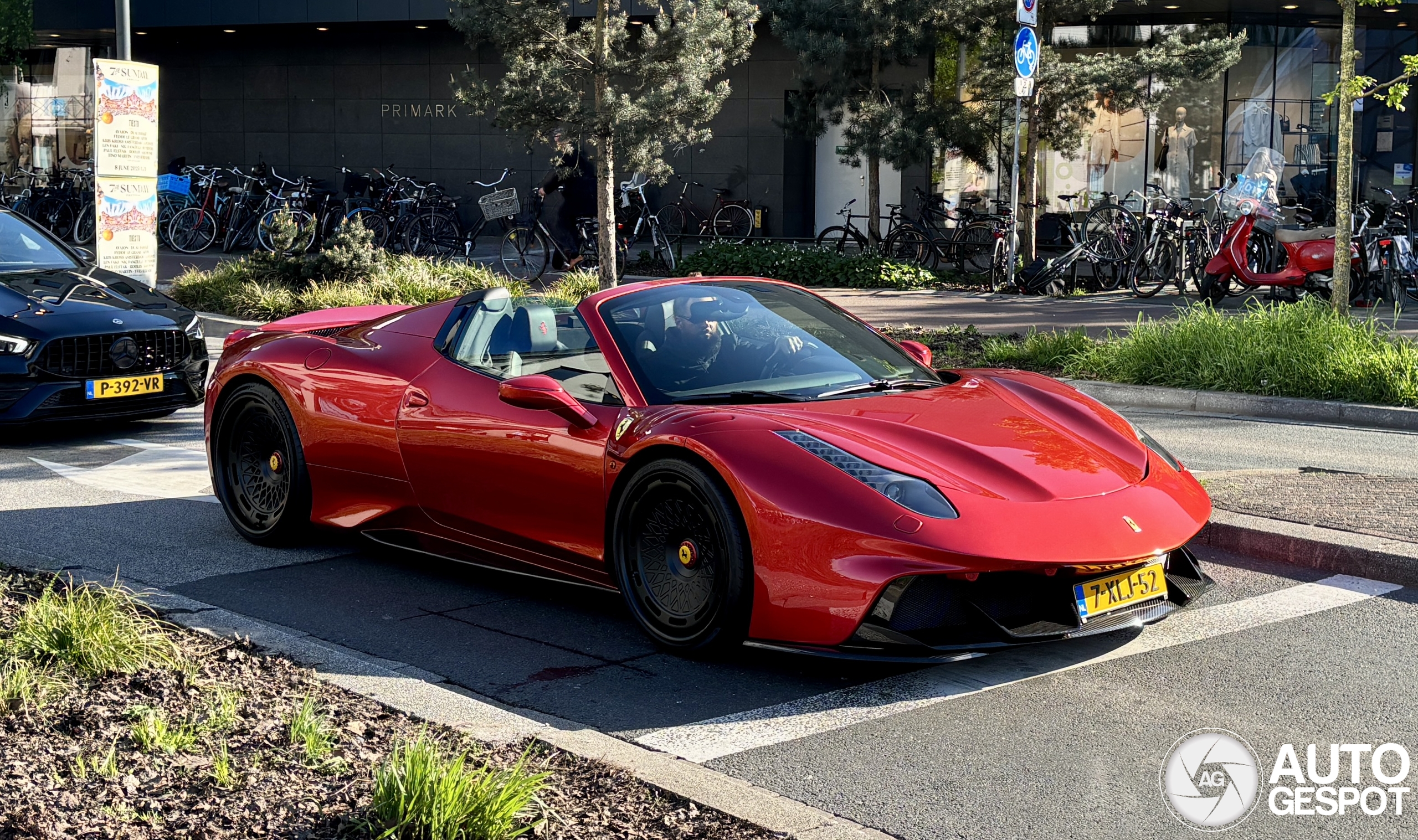 DJ LaFuente gespot in zijn custom Ferrari 458 Spider