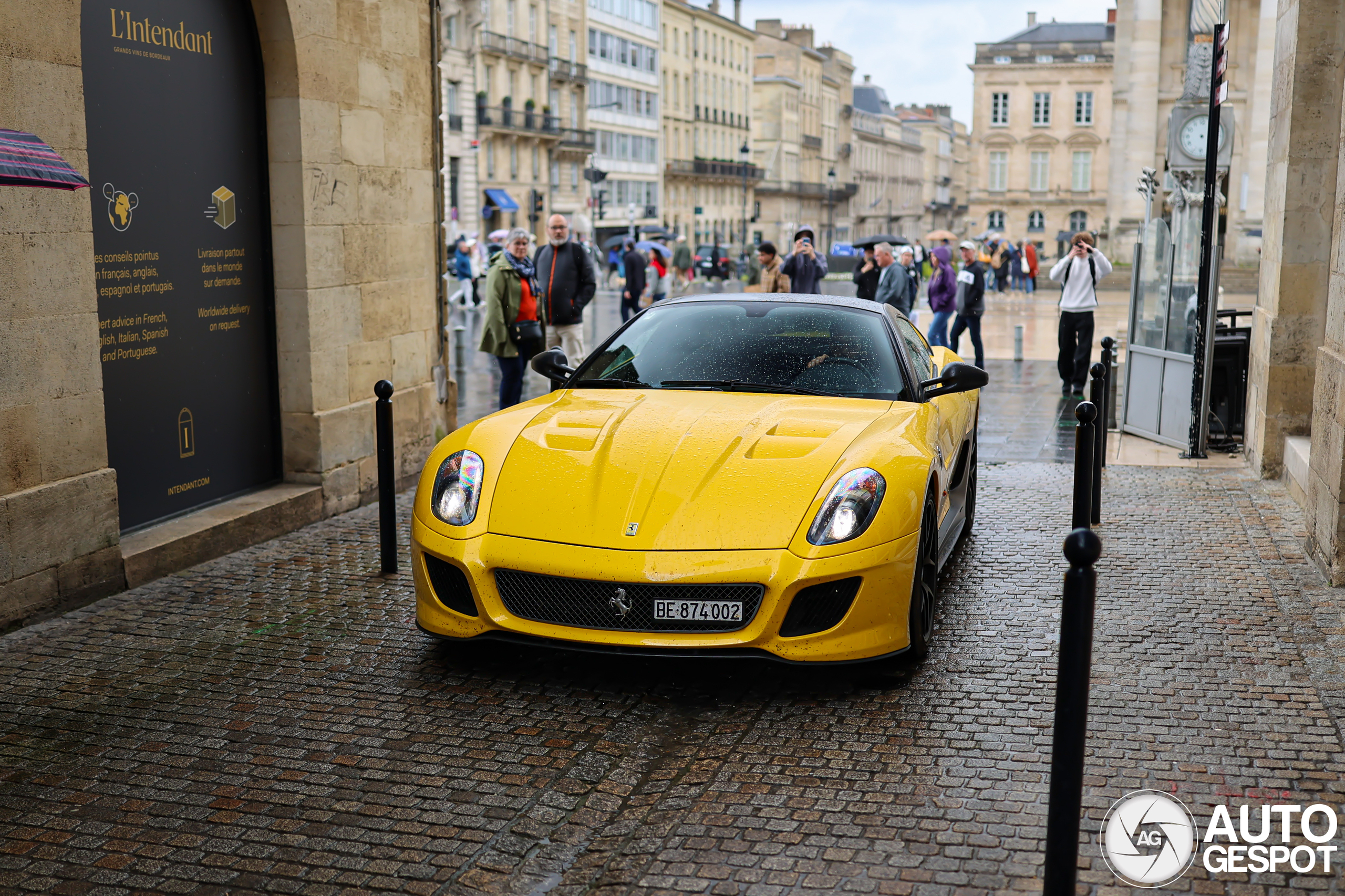 Gele Ferrari 599 GTO op reis