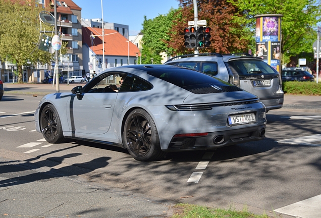 Porsche 992 Carrera 4 GTS