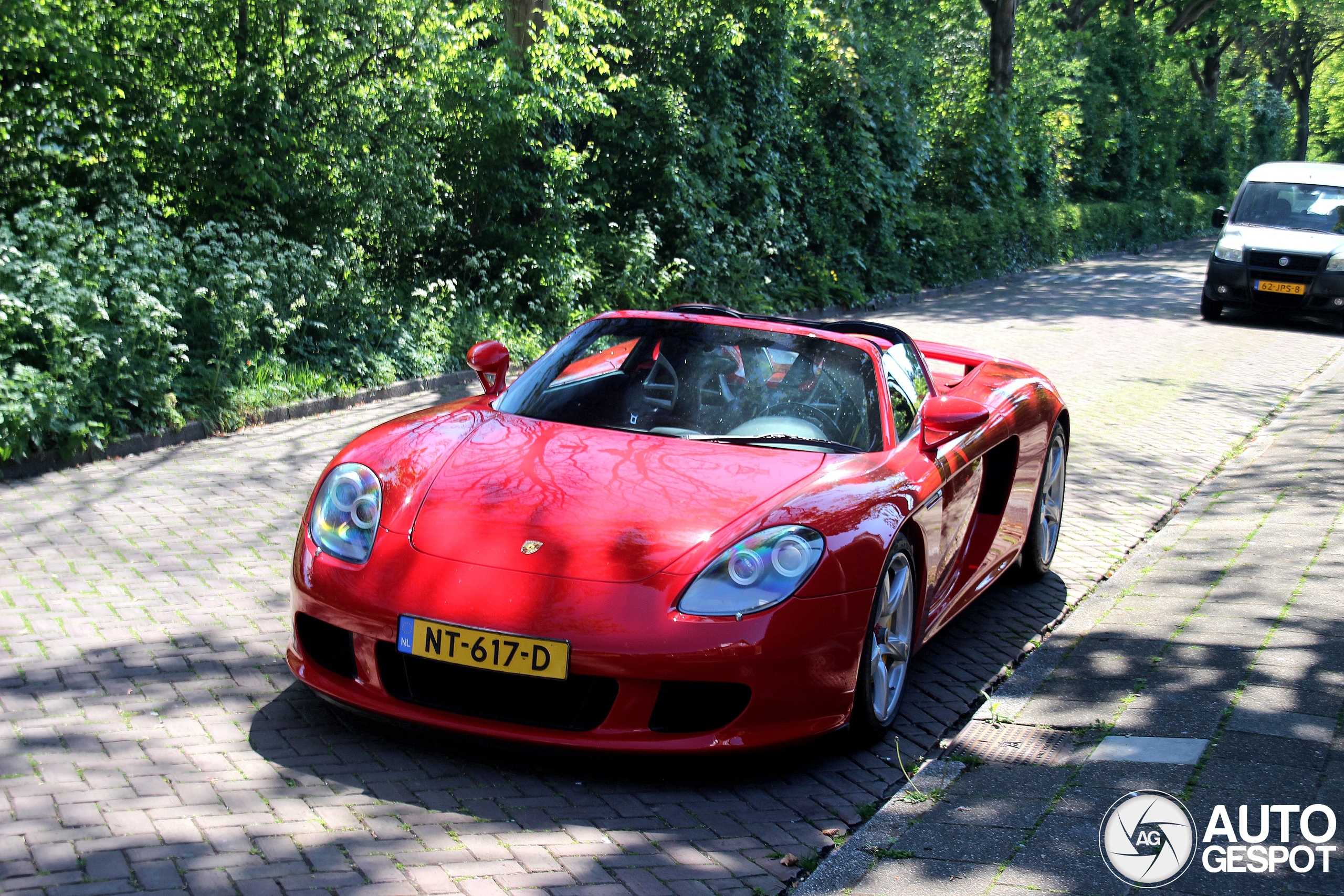Porsche Carrera GT in woonwijk