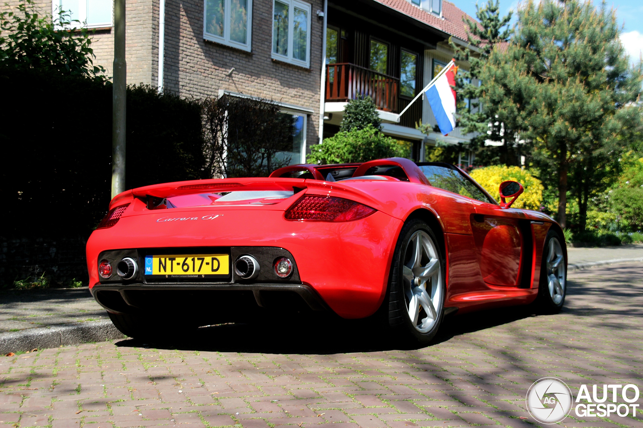 Porsche Carrera GT in woonwijk
