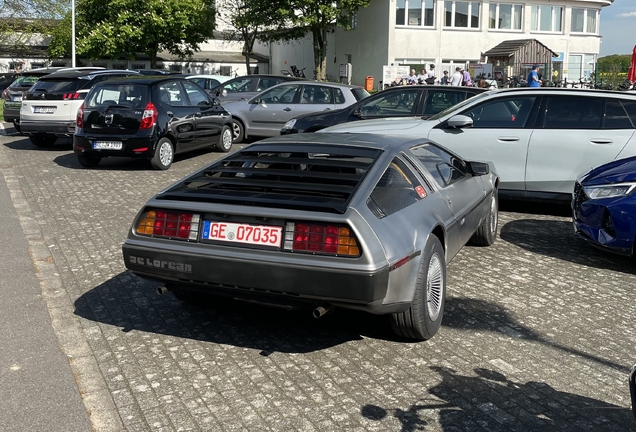DeLorean DMC-12