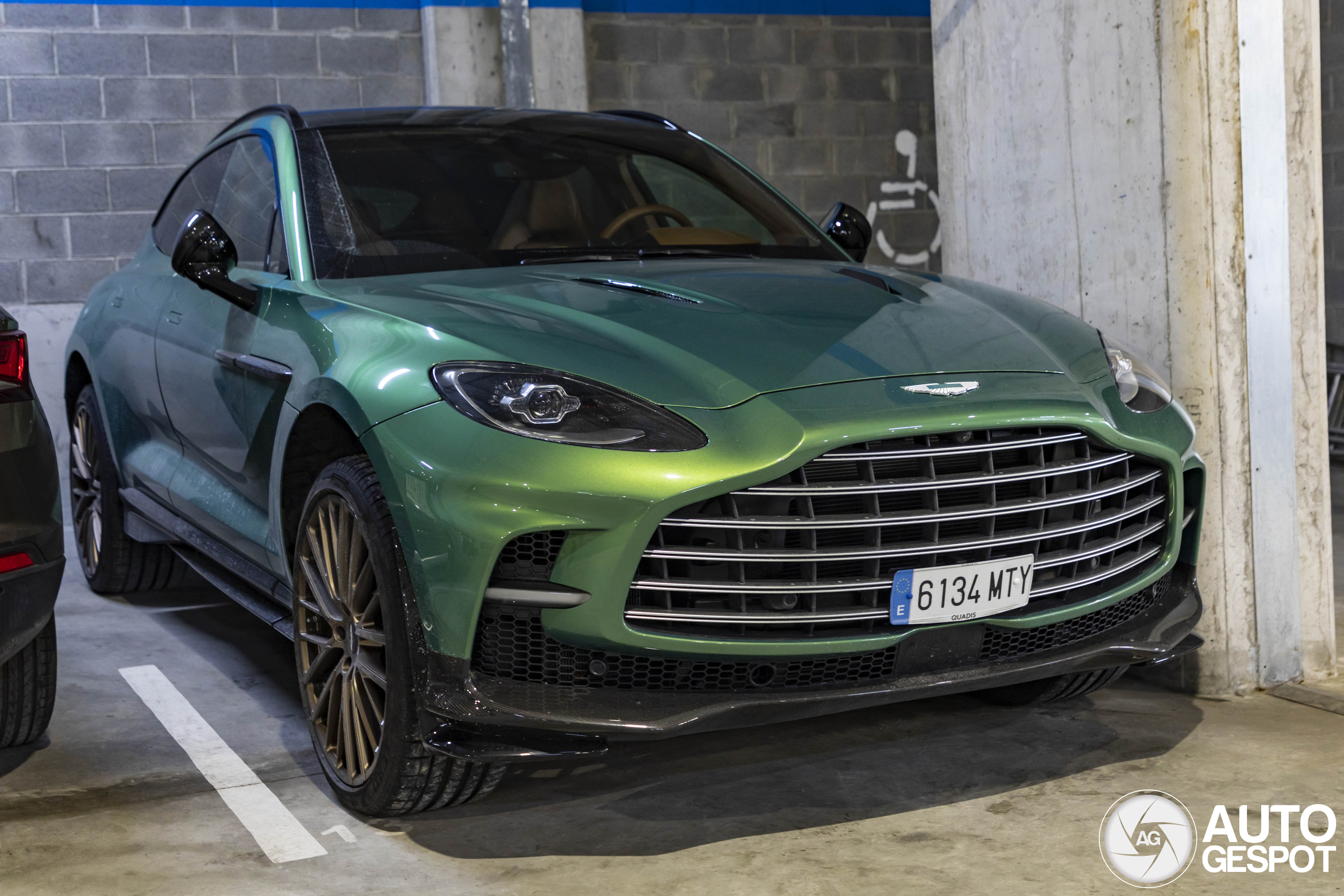 Aston Martin DBX707