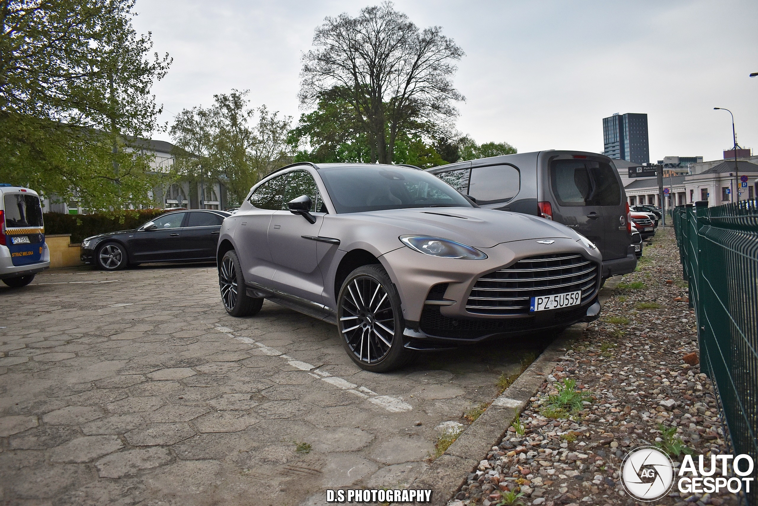 Aston Martin DBX707