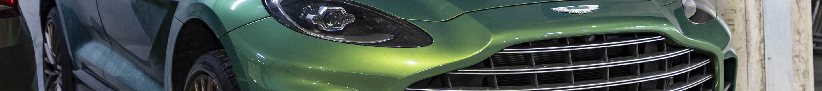 Aston Martin DBX707