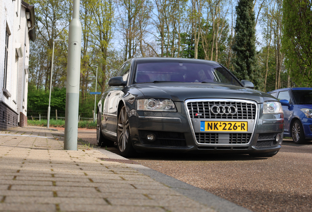 Audi S8 D3