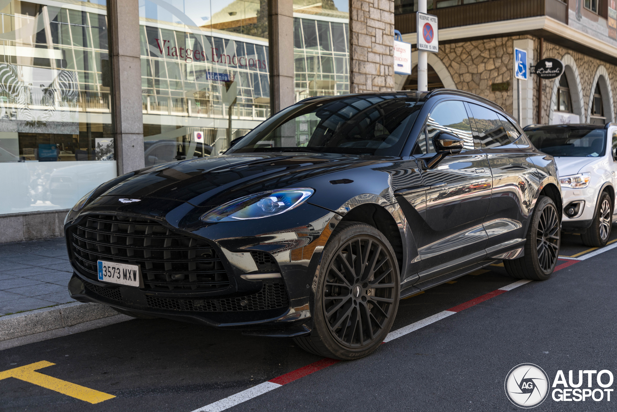 Aston Martin DBX707