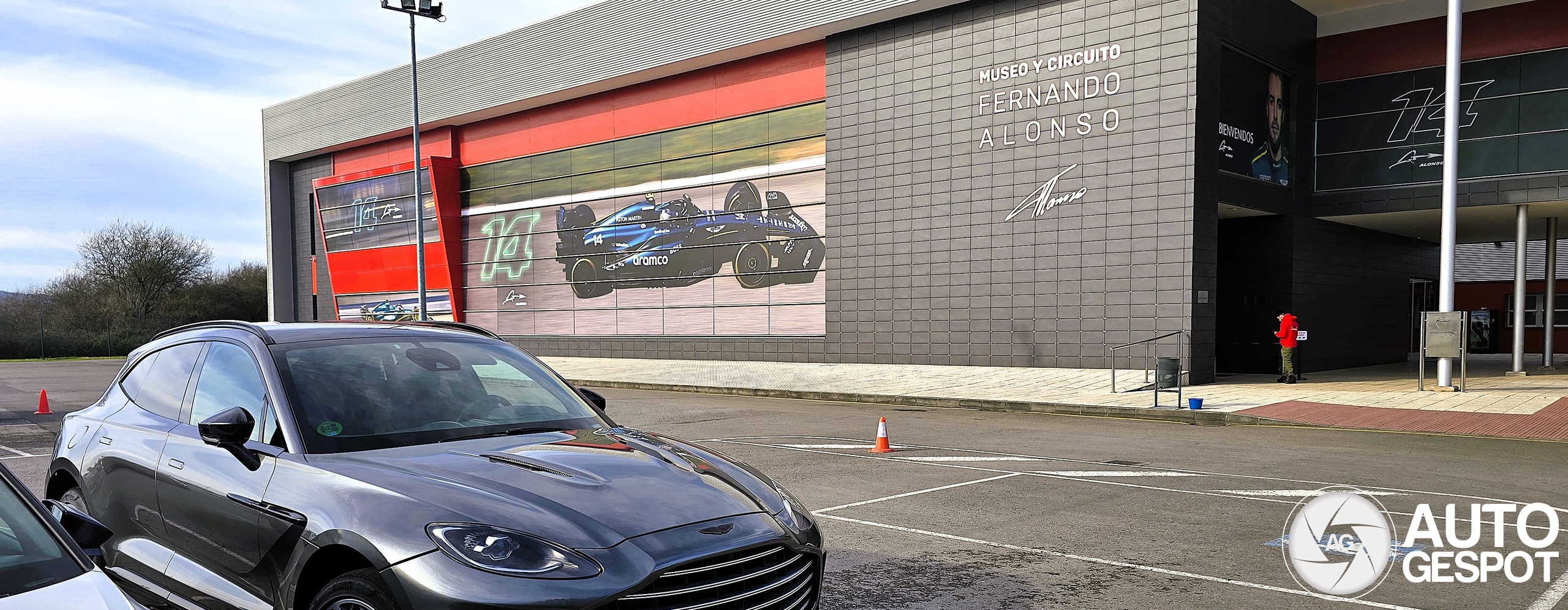 Aston Martin DBX707