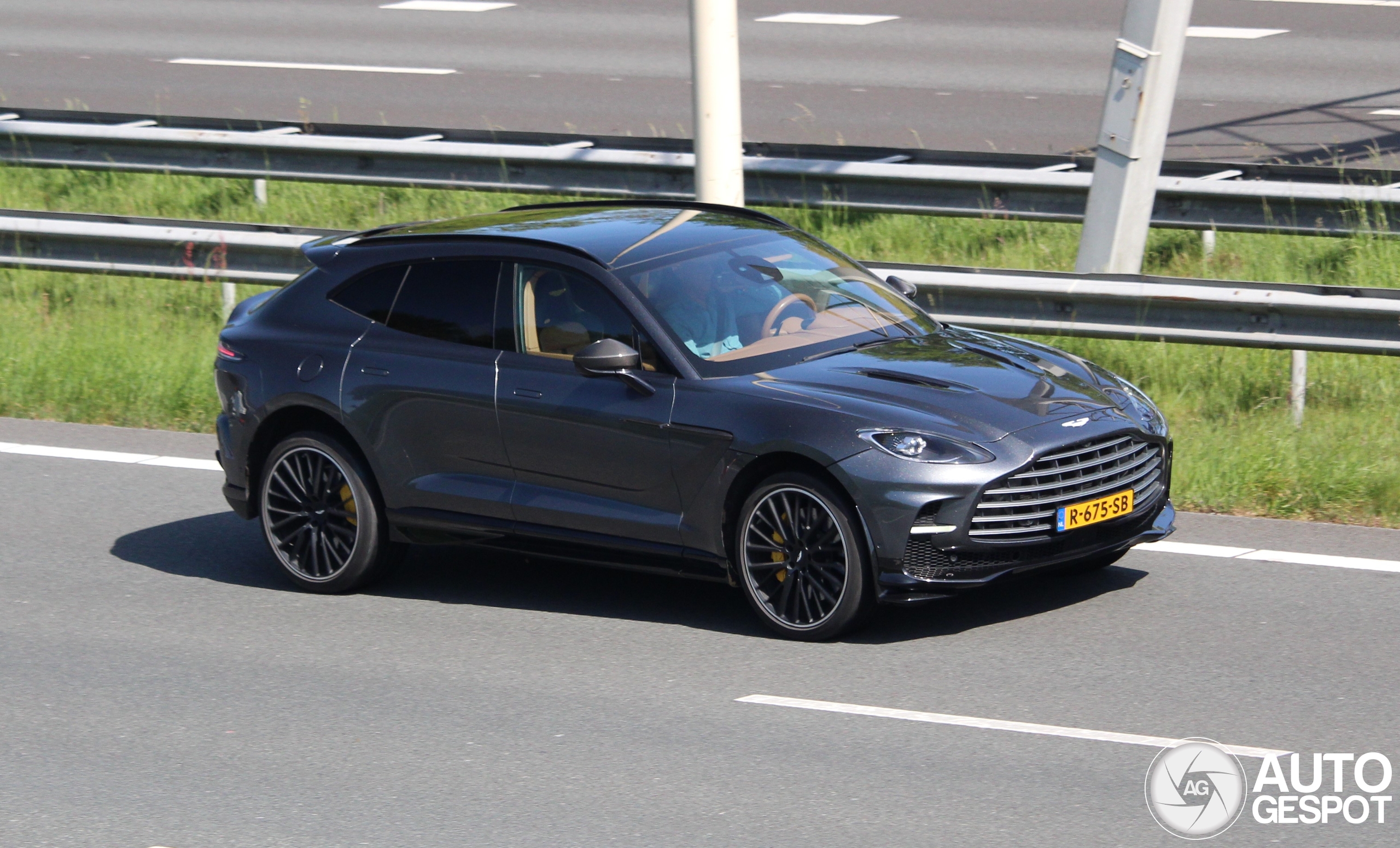 Aston Martin DBX707