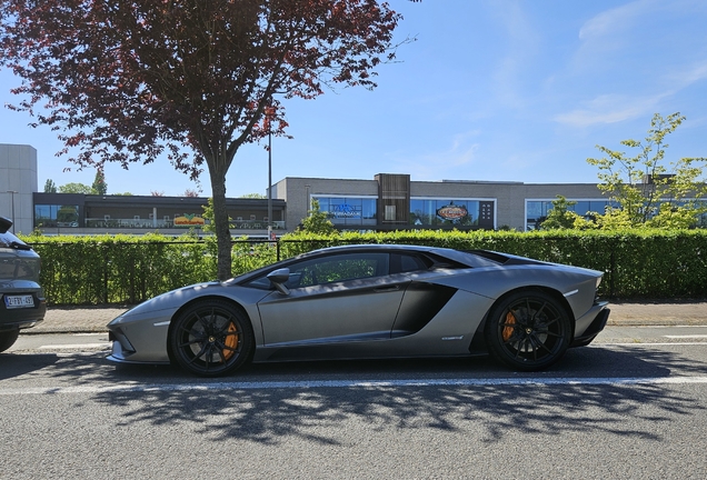 Lamborghini Aventador S LP740-4