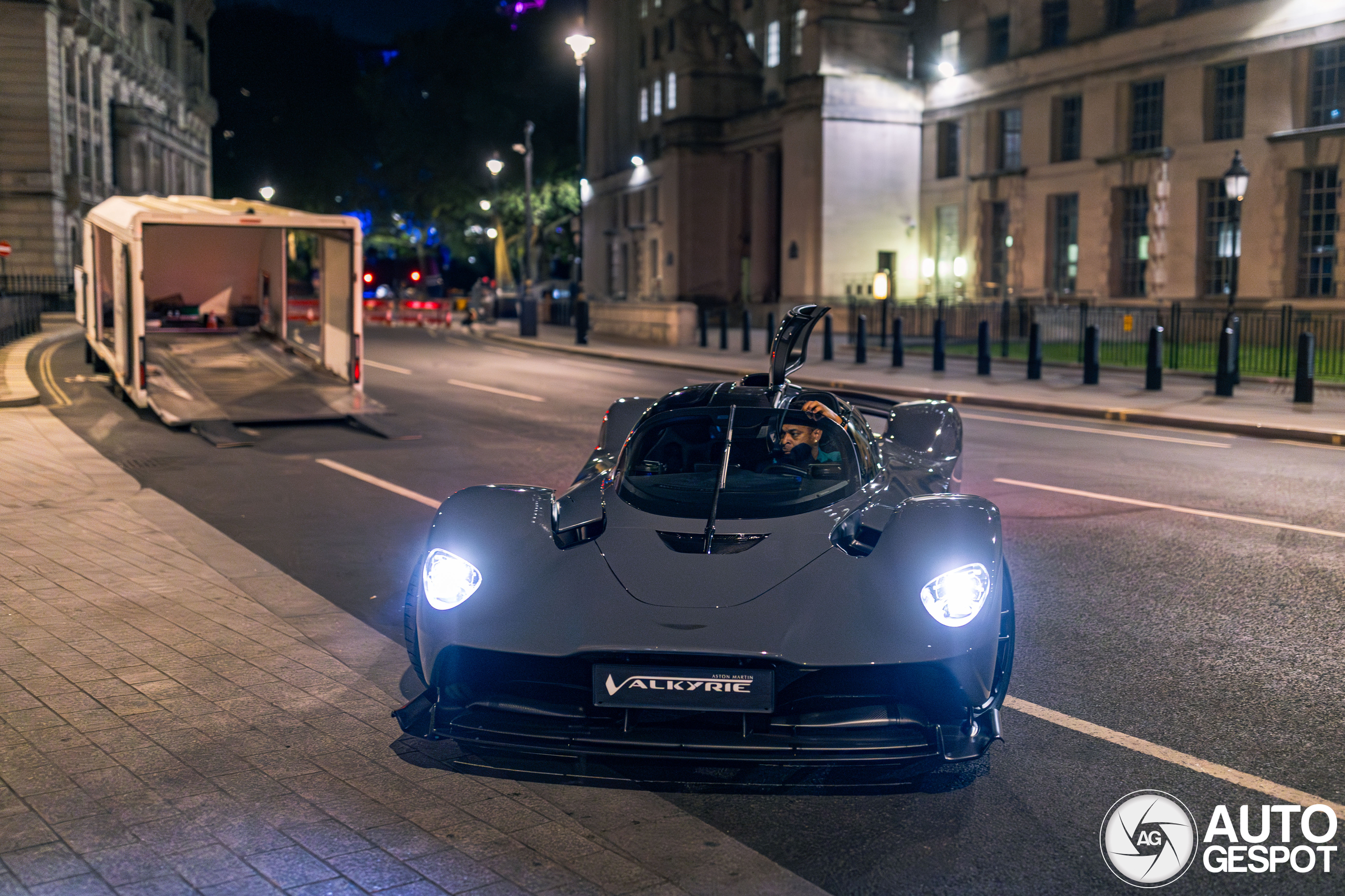 Aston Martin Valkyrie Spider duikt 's nachts op in Londen