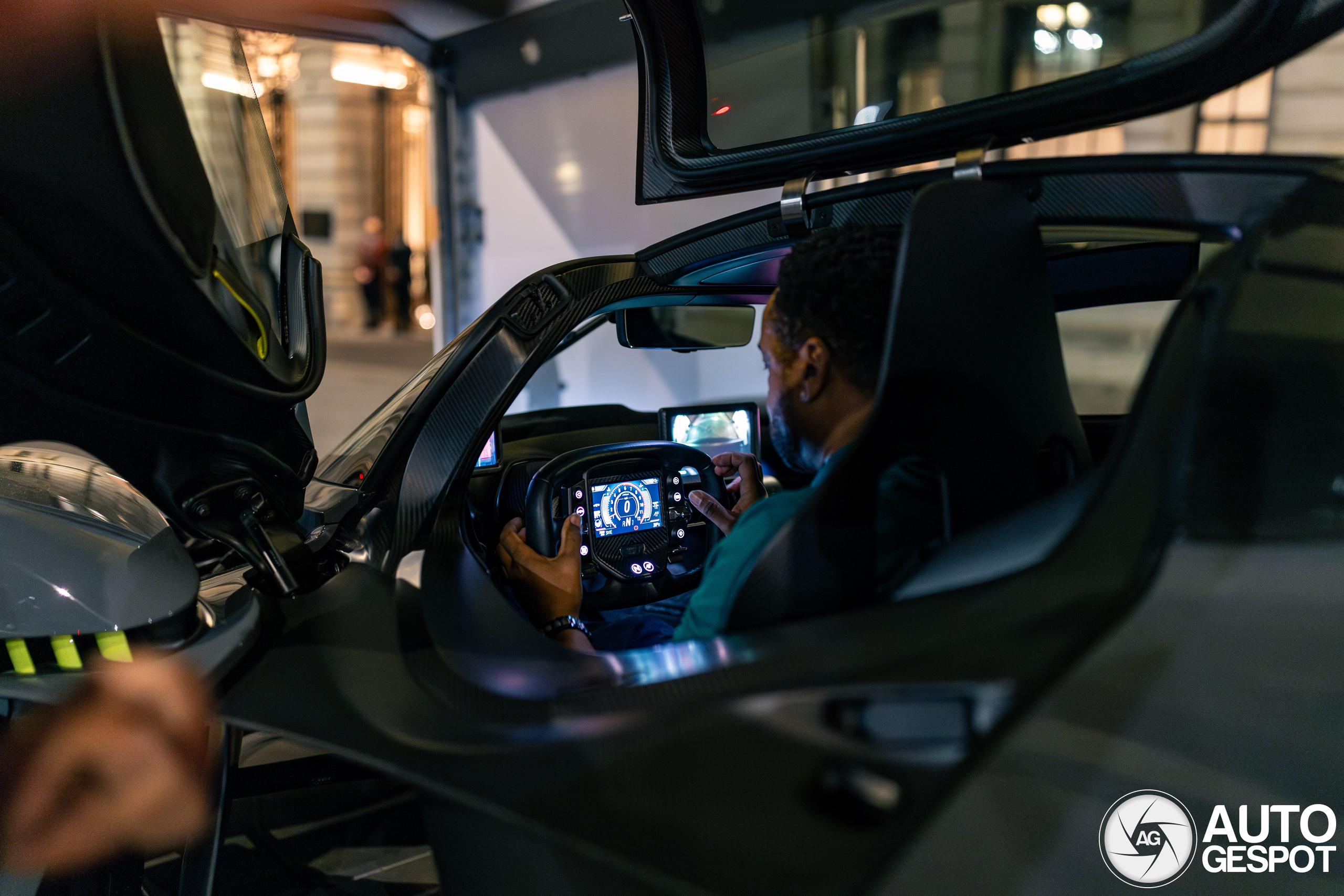 Aston Martin Valkyrie Spider duikt 's nachts op in Londen
