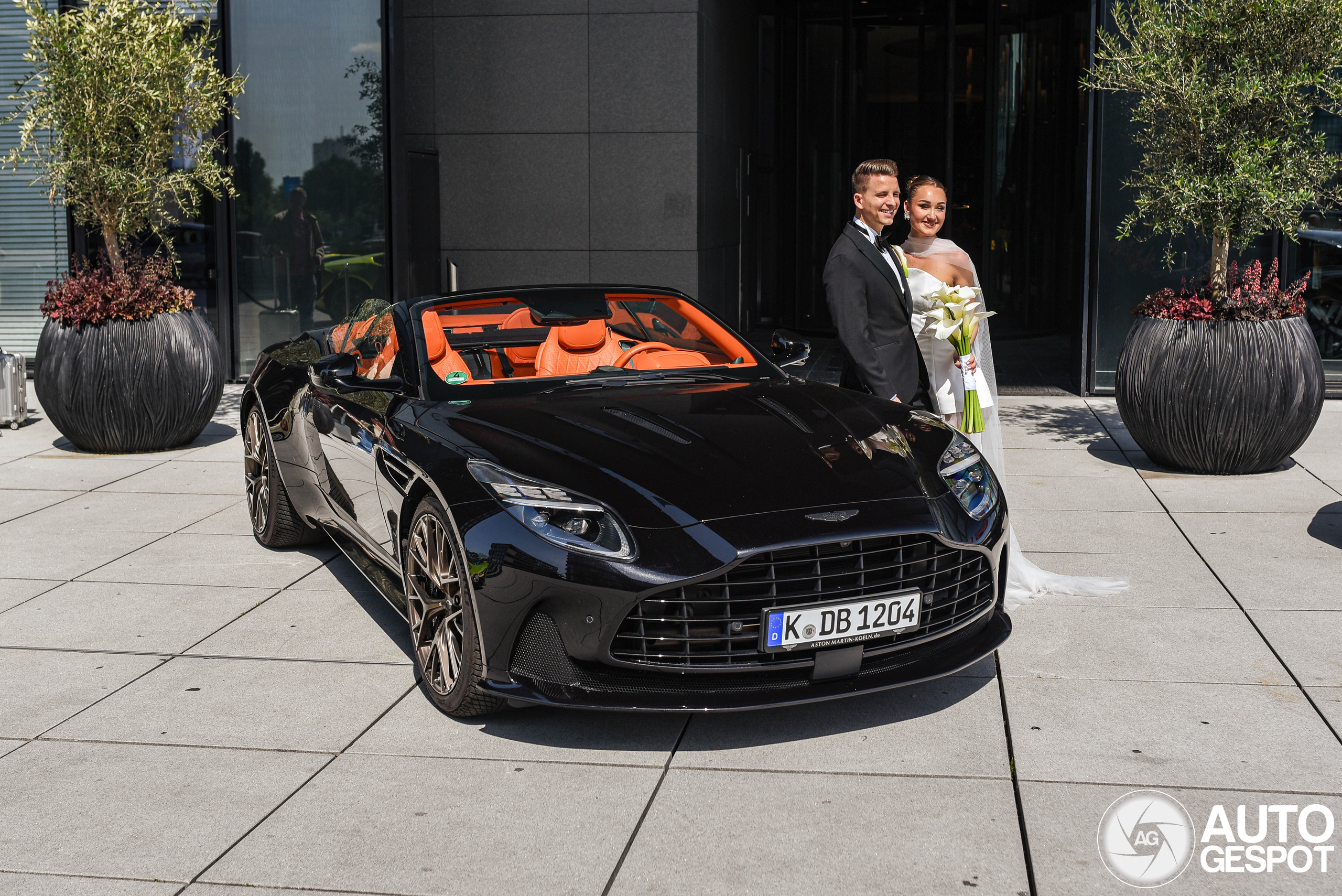Stijlvolle Aston Martin DB12 doet dienst als trouwauto