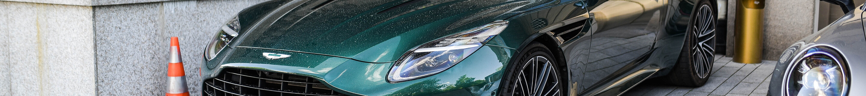 Aston Martin DB12 Volante