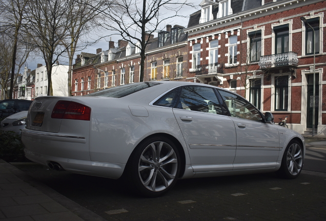 Audi S8 D3