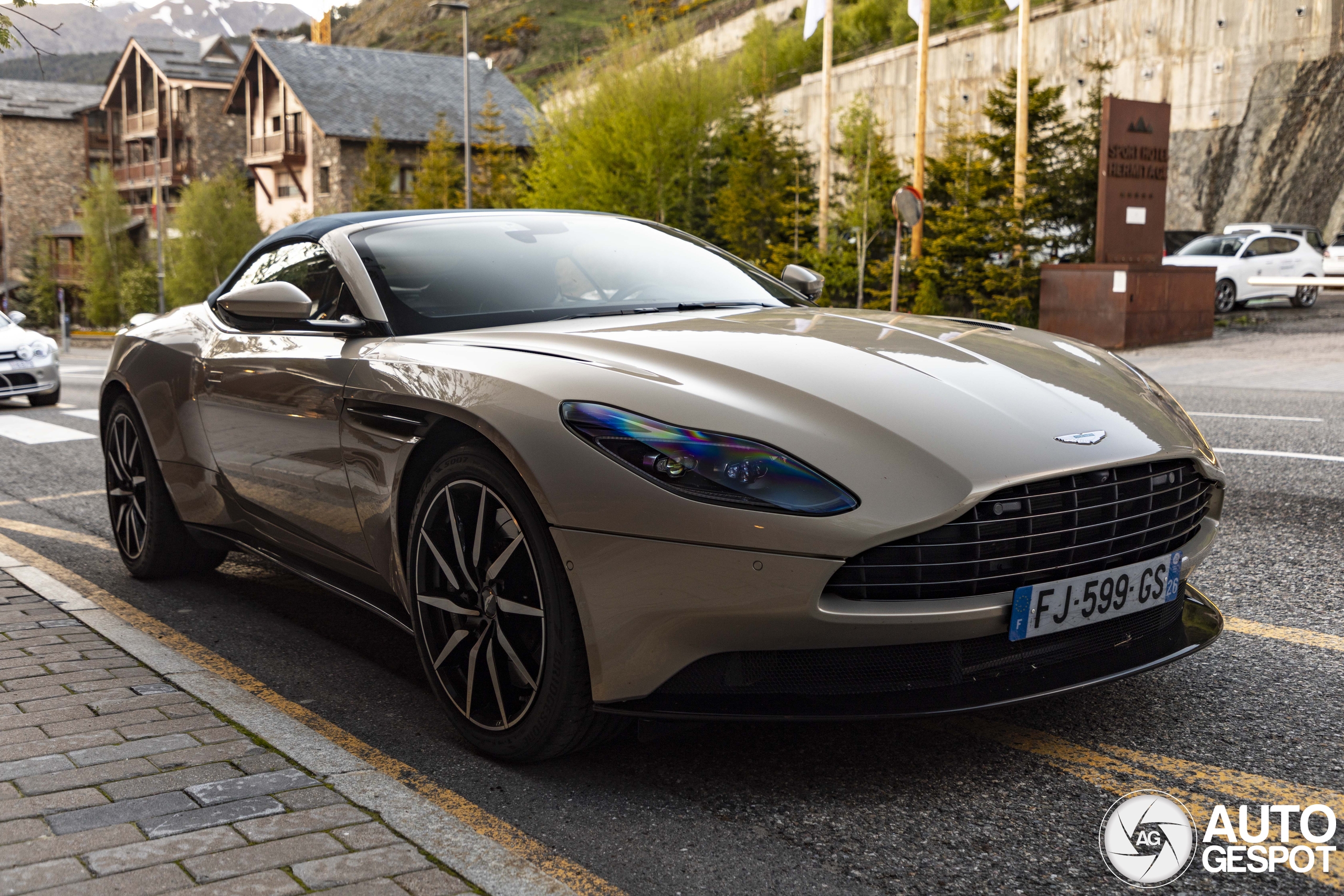Aston Martin DB11 V8 Volante