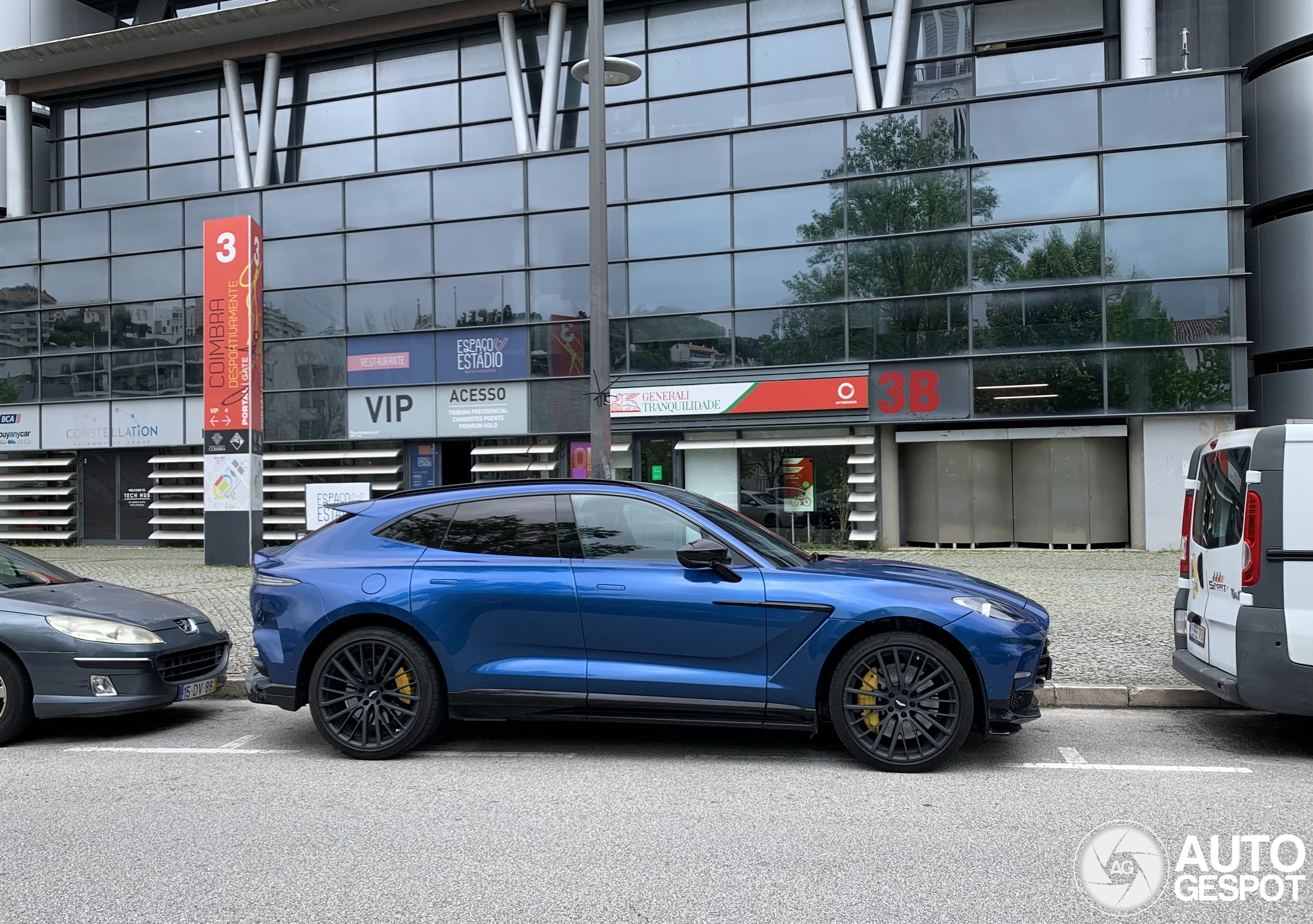 Aston Martin DBX707